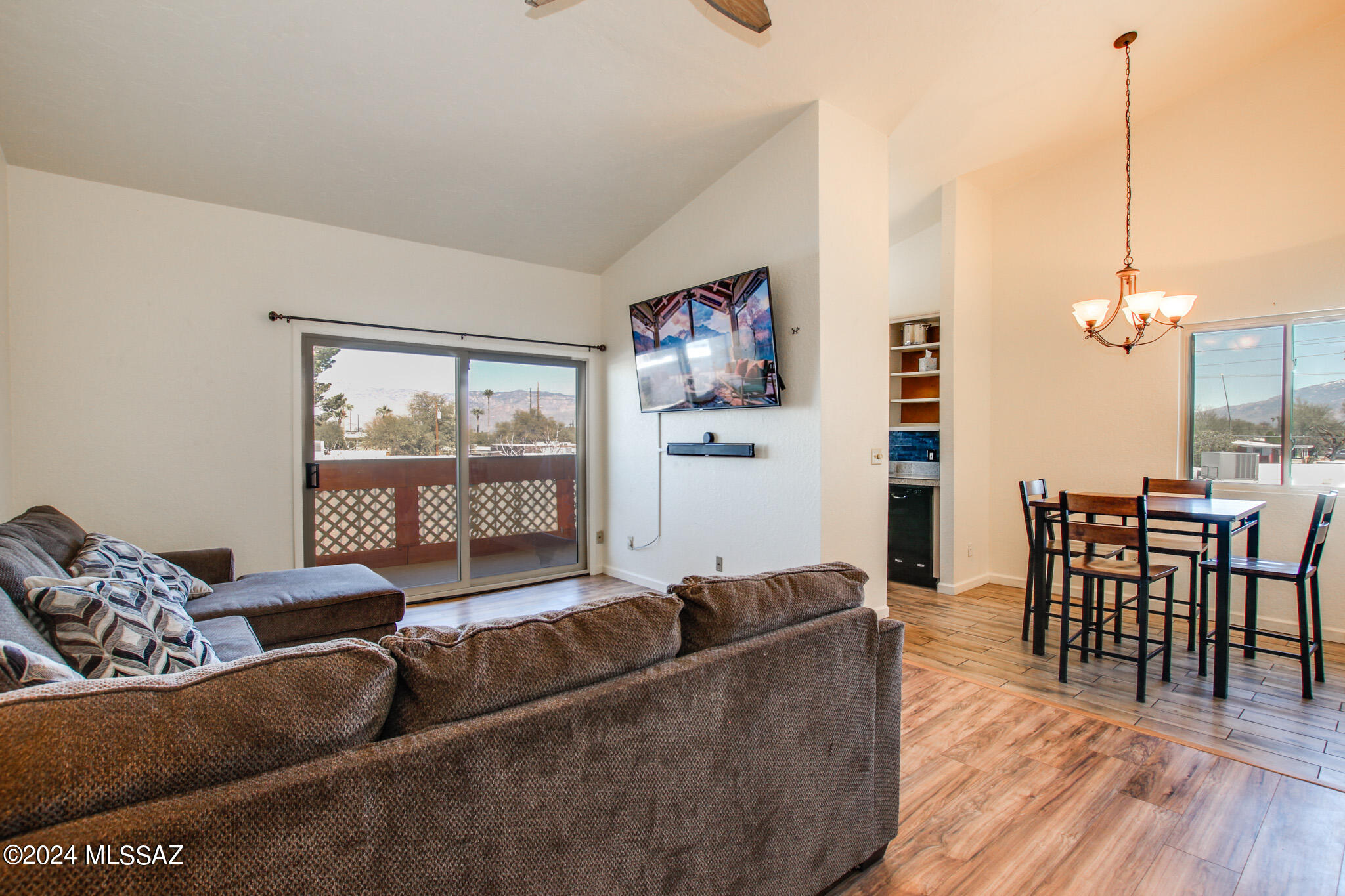 828 S Langley Avenue Unit: 201