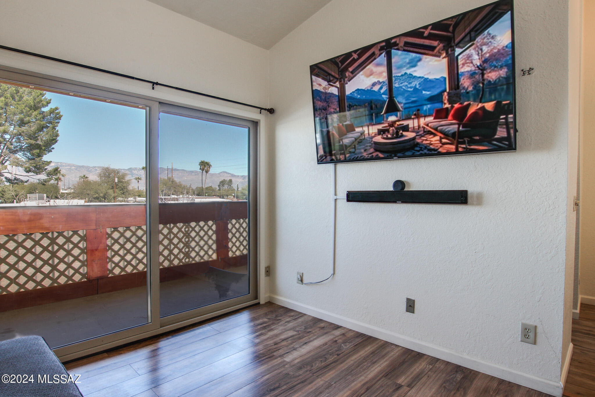 828 S Langley Avenue Unit: 201