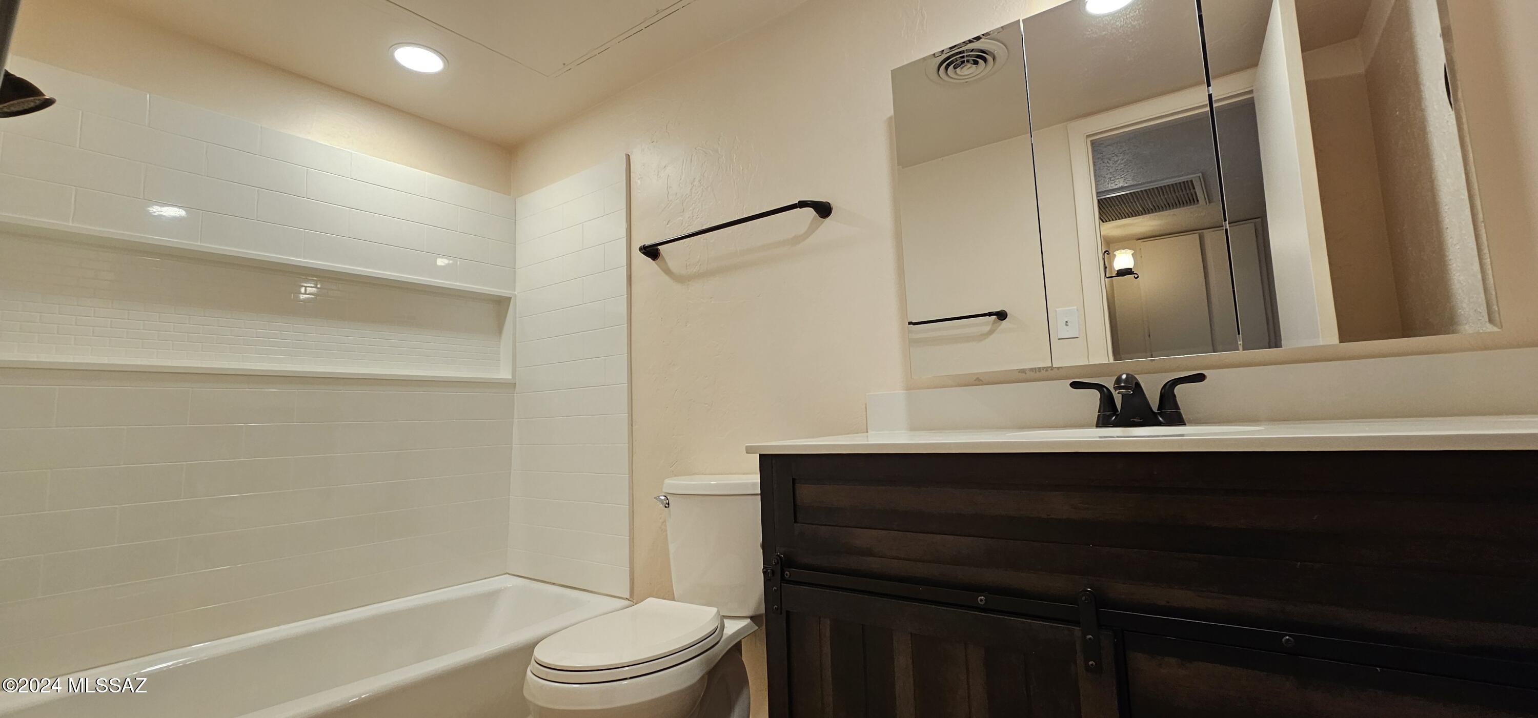 1620 N Wilmot Road Unit: Q199