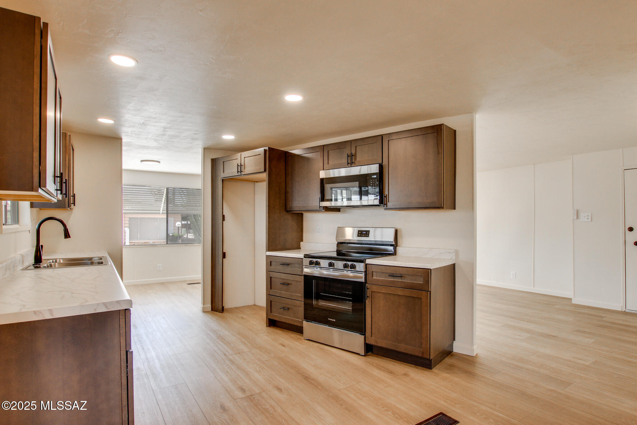 270 W Pinon