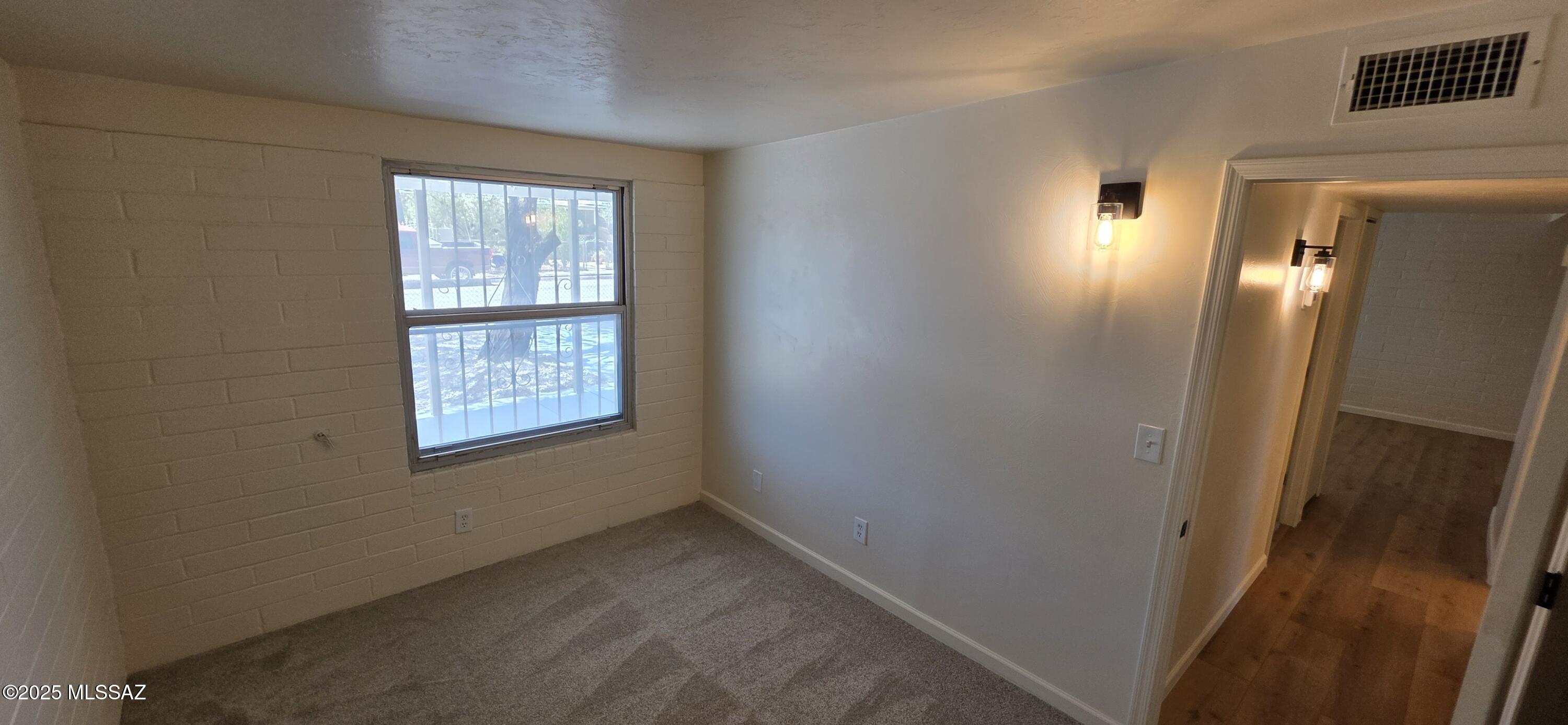 102 W Mossman Road