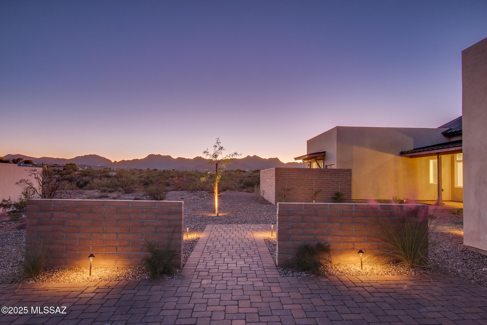 2750 W Black Cloud Court