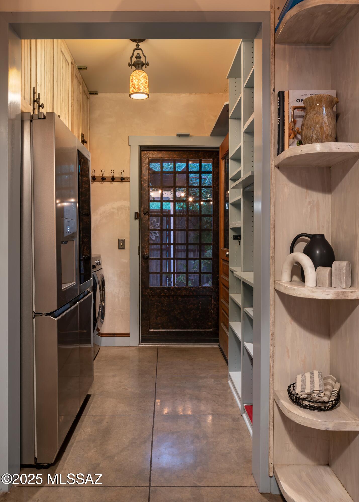 594 S Convent Avenue