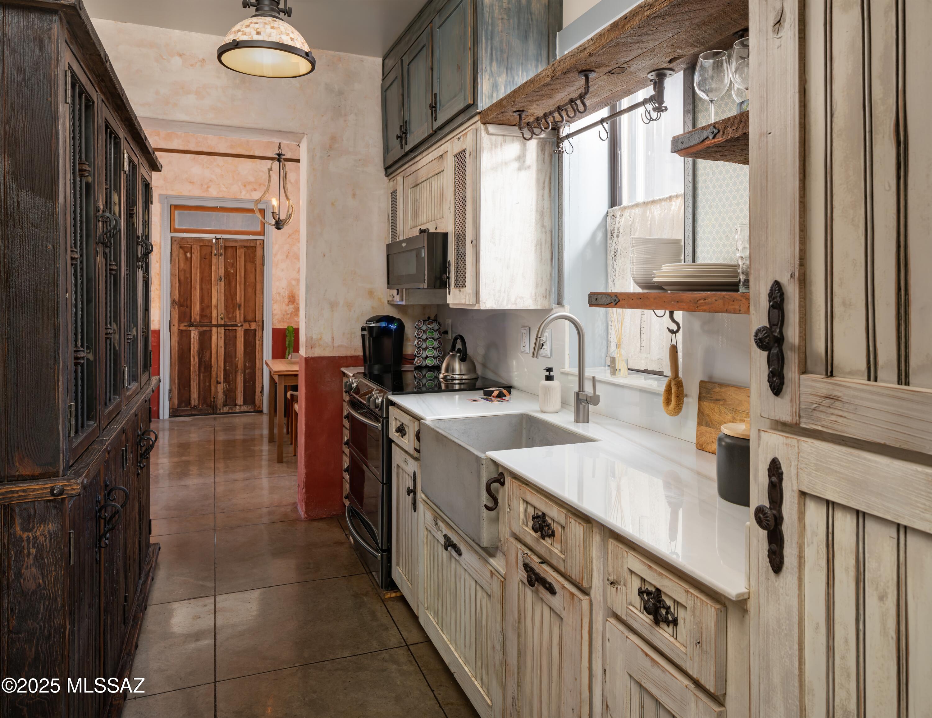 594 S Convent Avenue