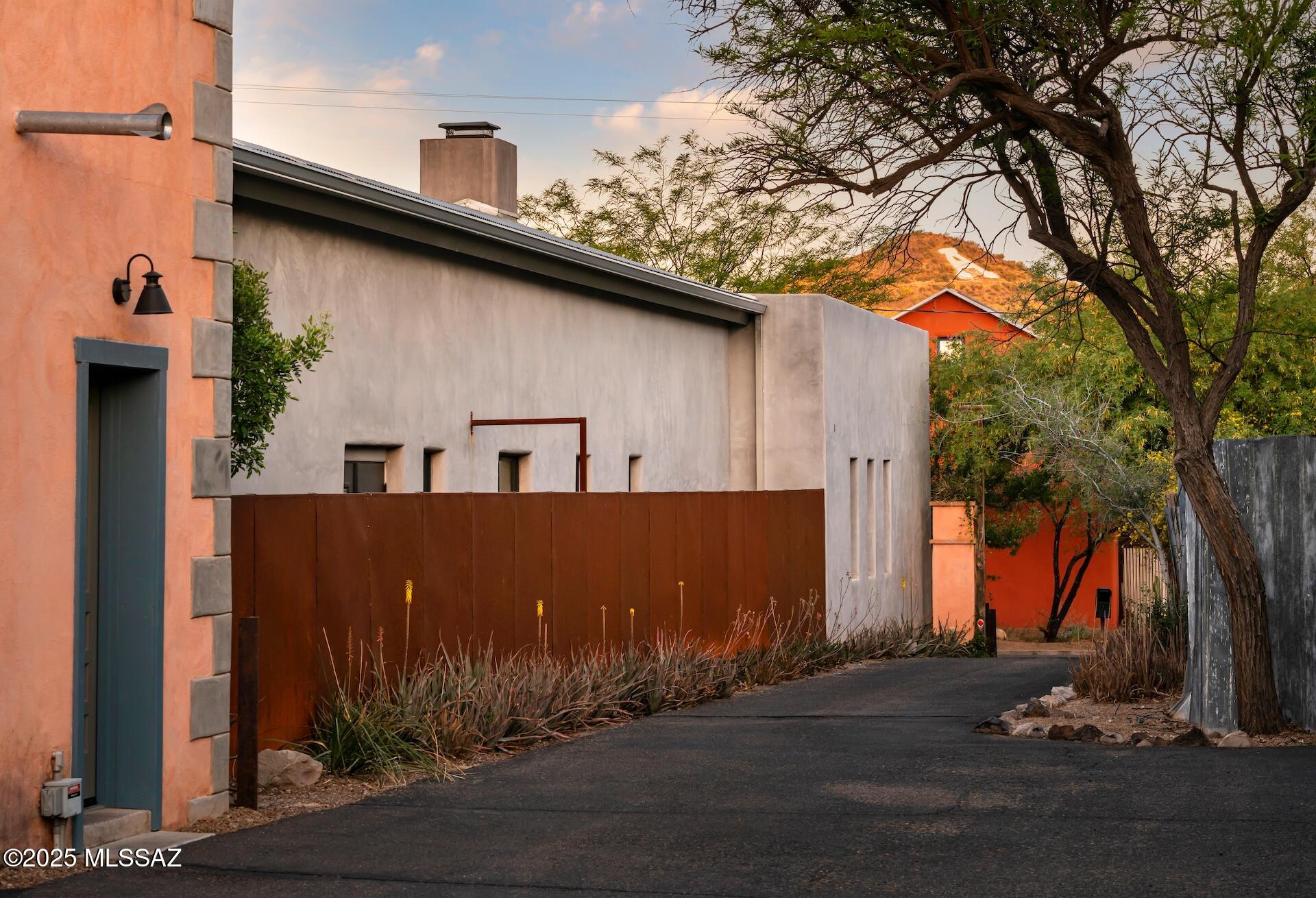 594 S Convent Avenue