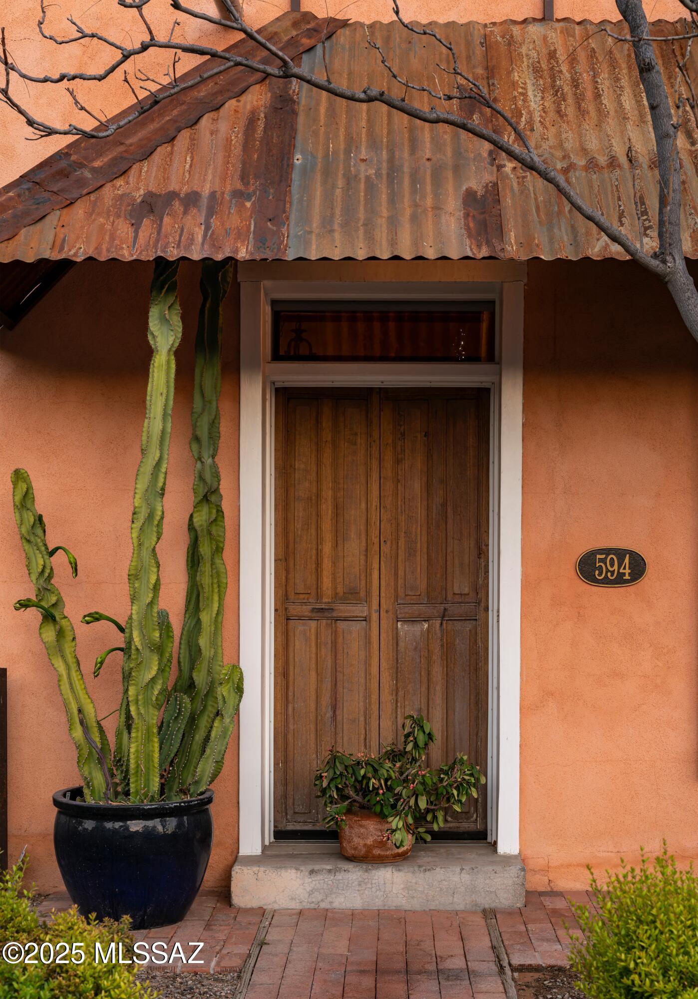 594 S Convent Avenue