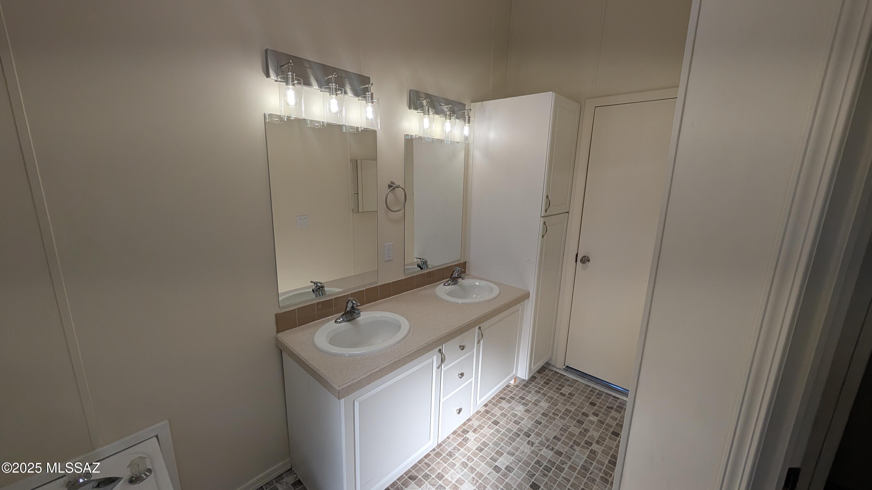 2614 S Thrasher Avenue