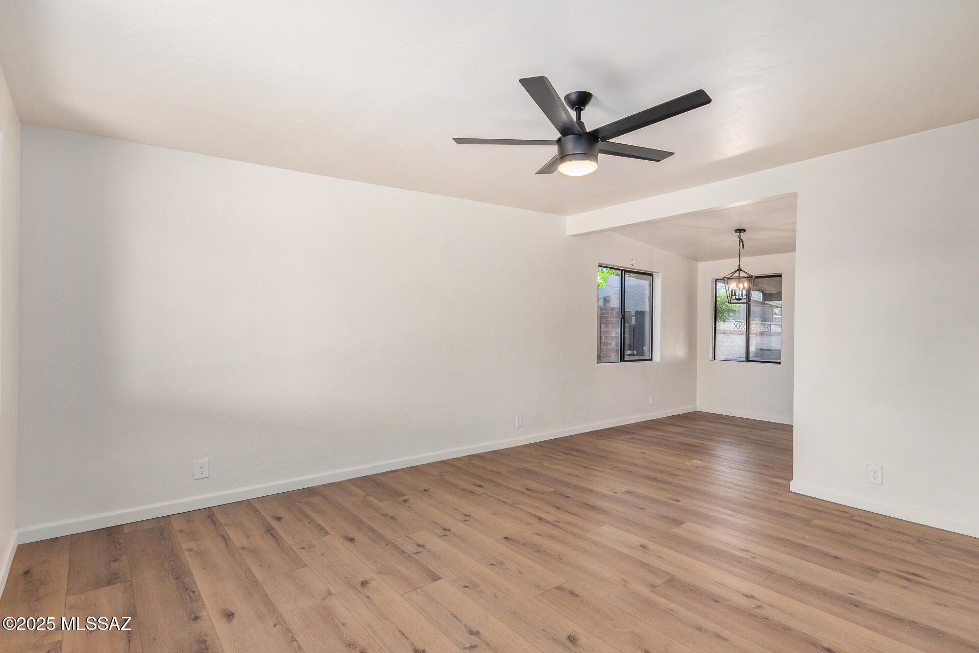 2412 E Warwick Vista