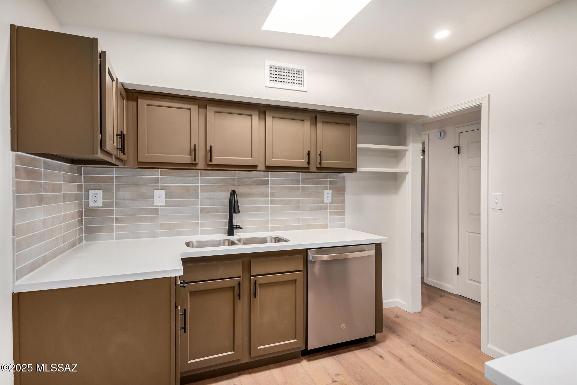 2412 E Warwick Vista