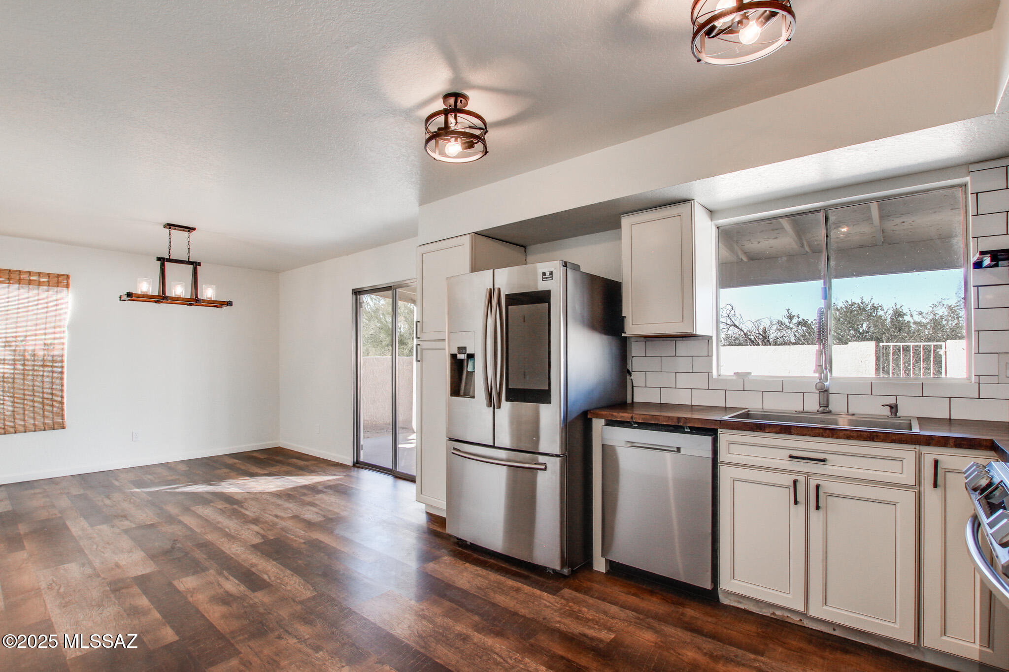 8157 N Streamside Avenue