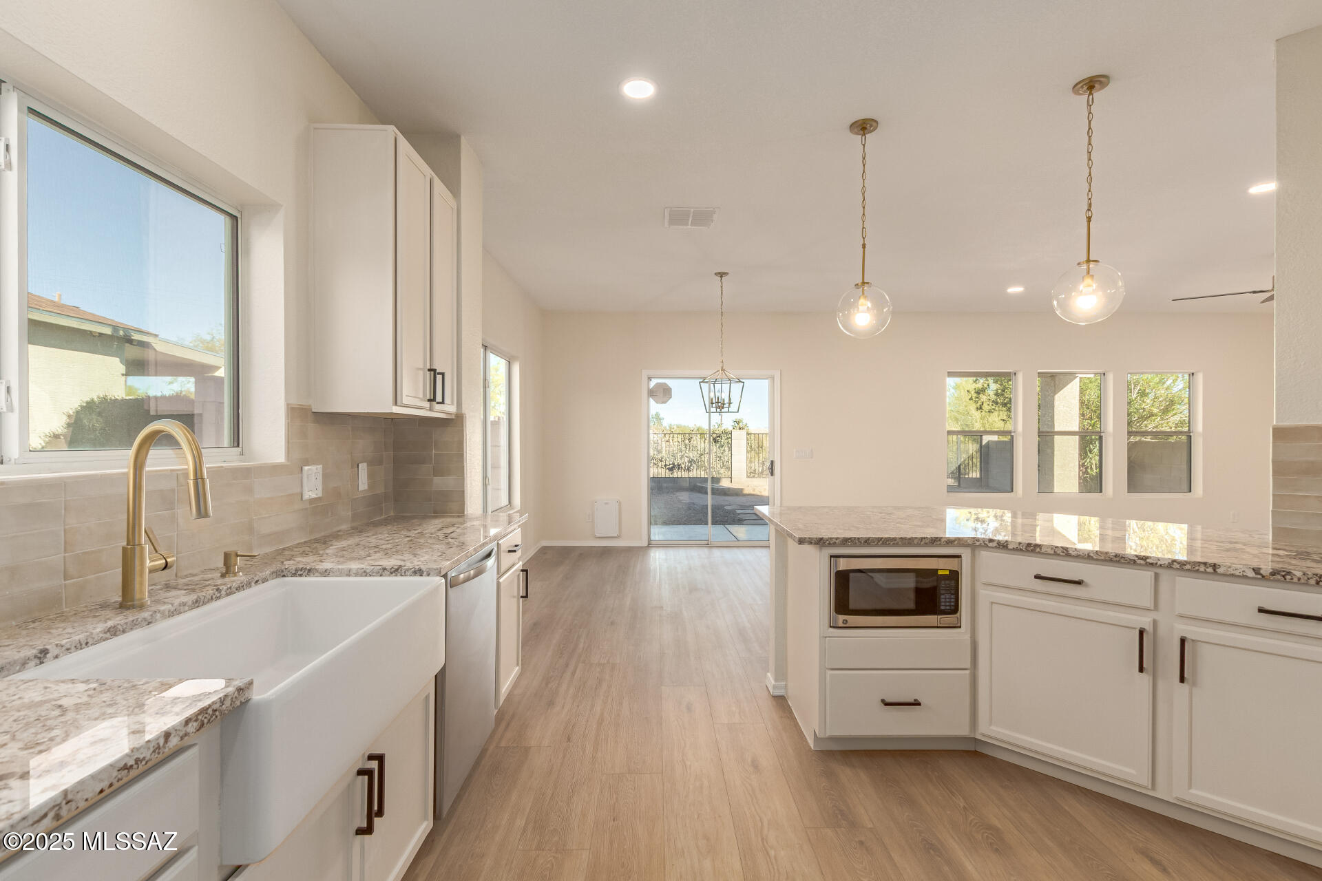 1348 W Calle Libro Del Retrato