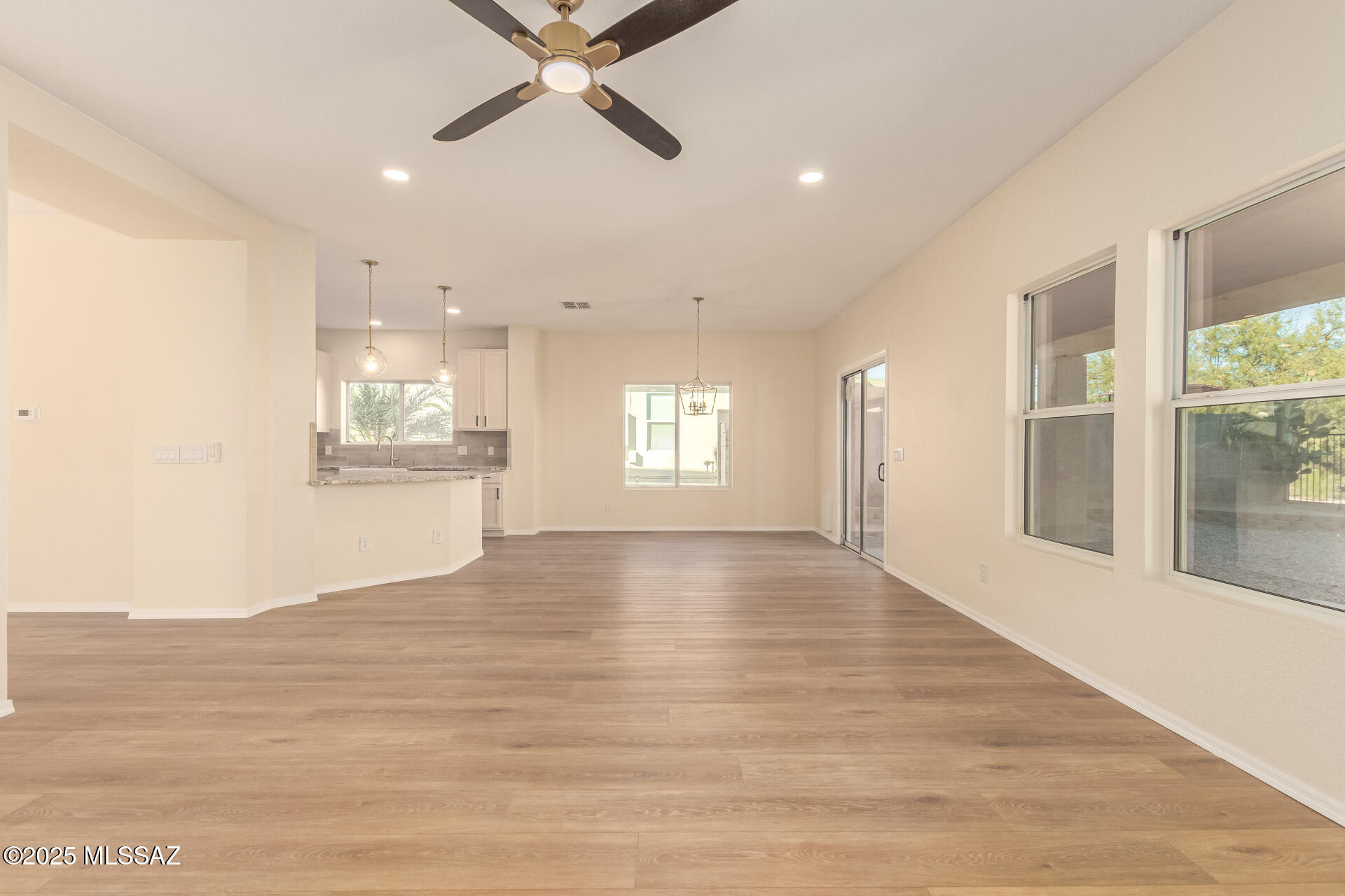 1348 W Calle Libro Del Retrato