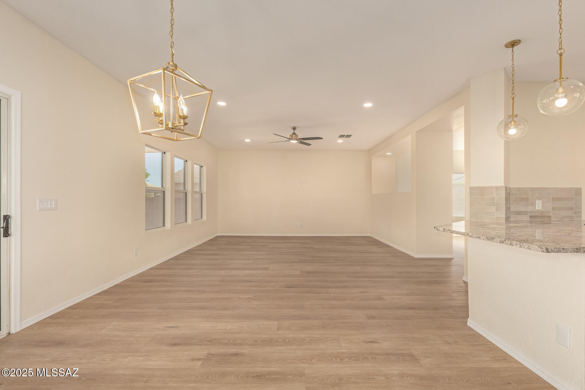 1348 W Calle Libro Del Retrato