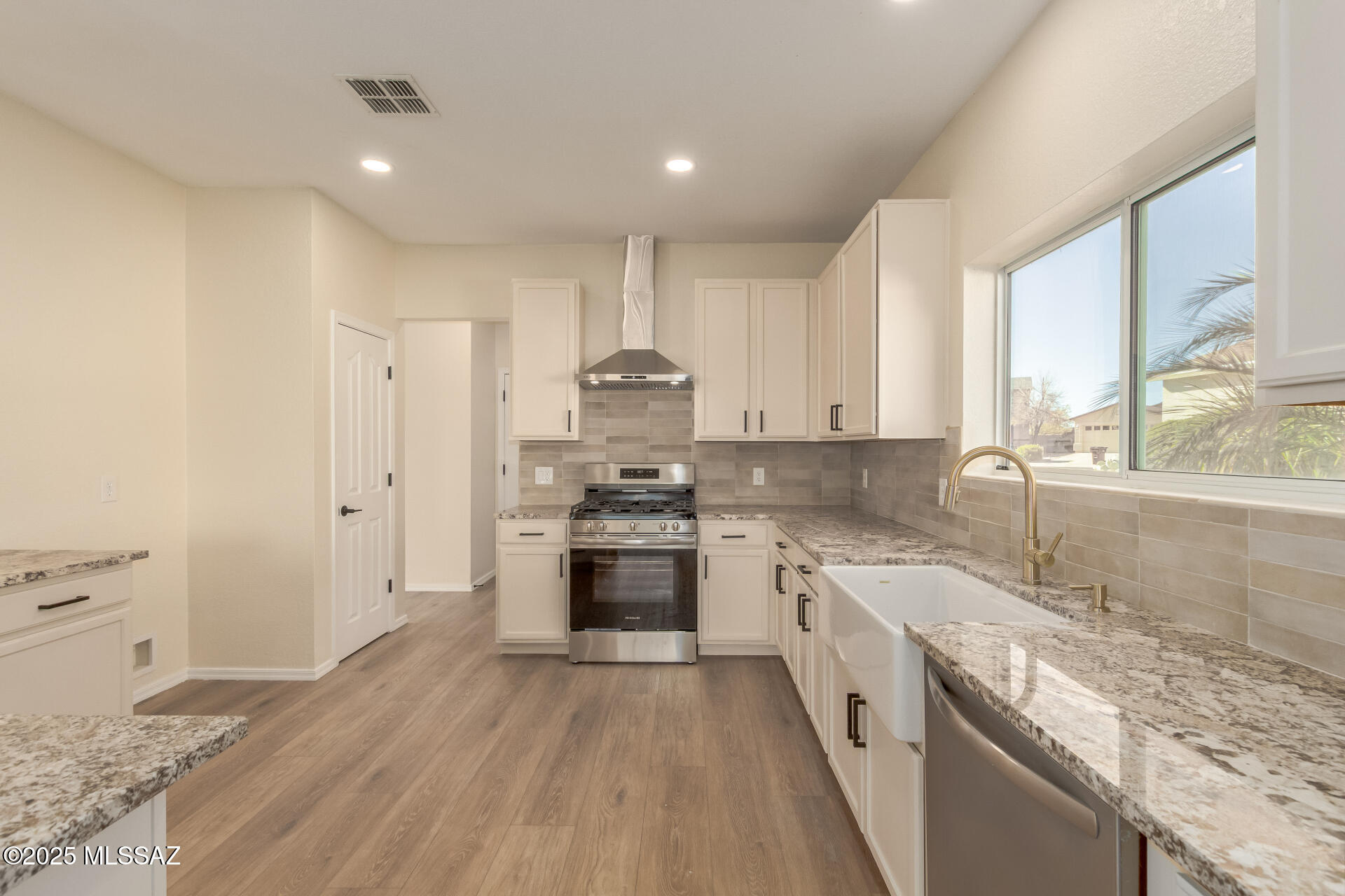 1348 W Calle Libro Del Retrato