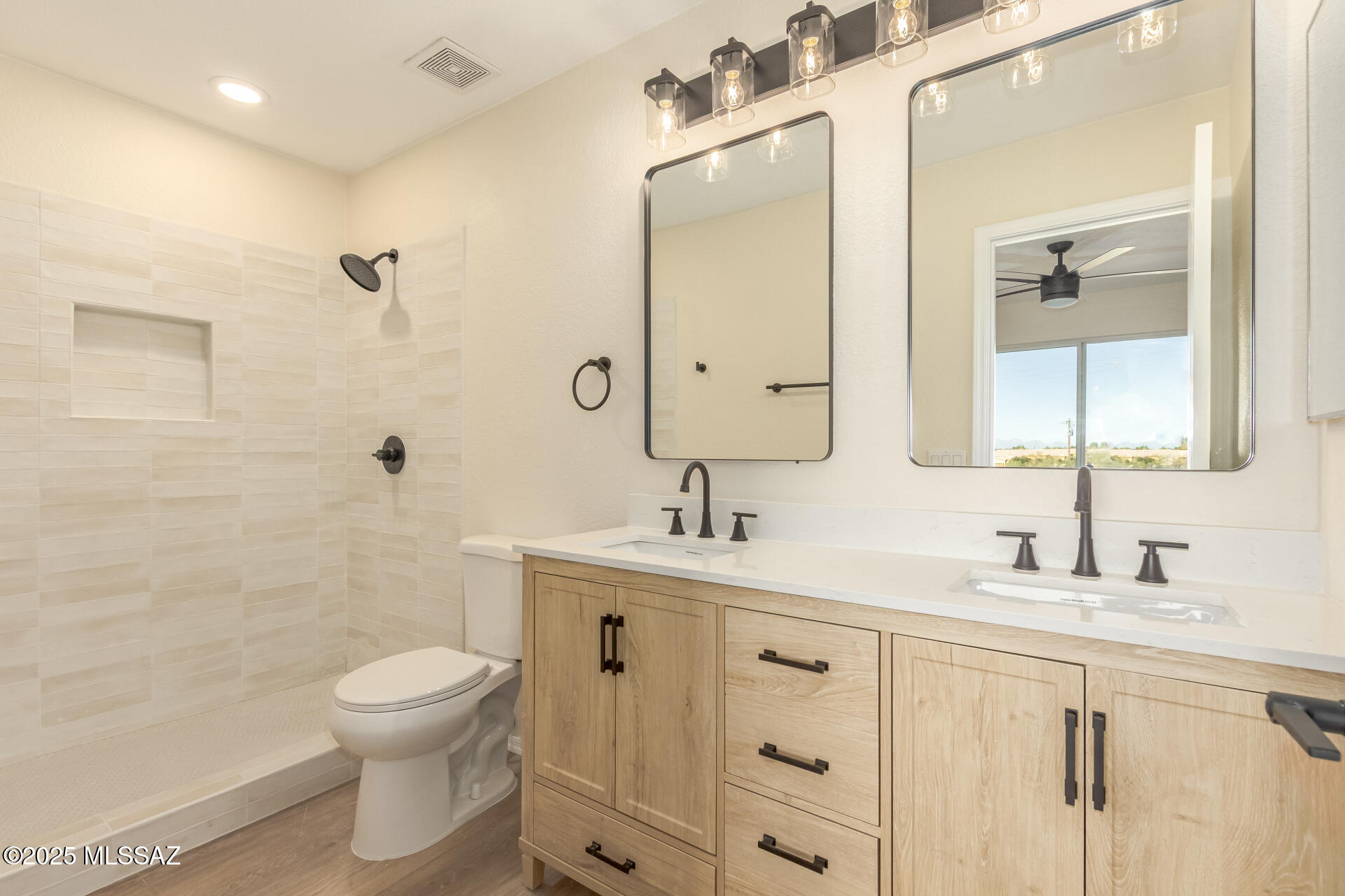 1348 W Calle Libro Del Retrato