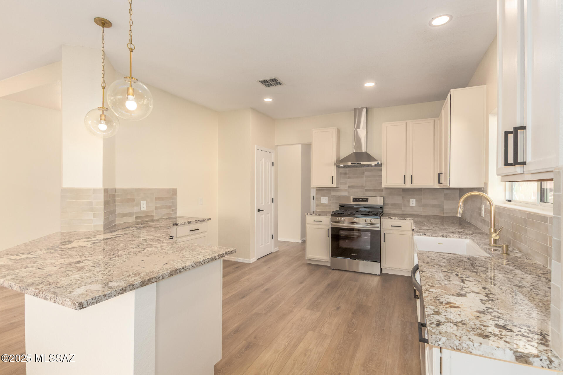 1348 W Calle Libro Del Retrato