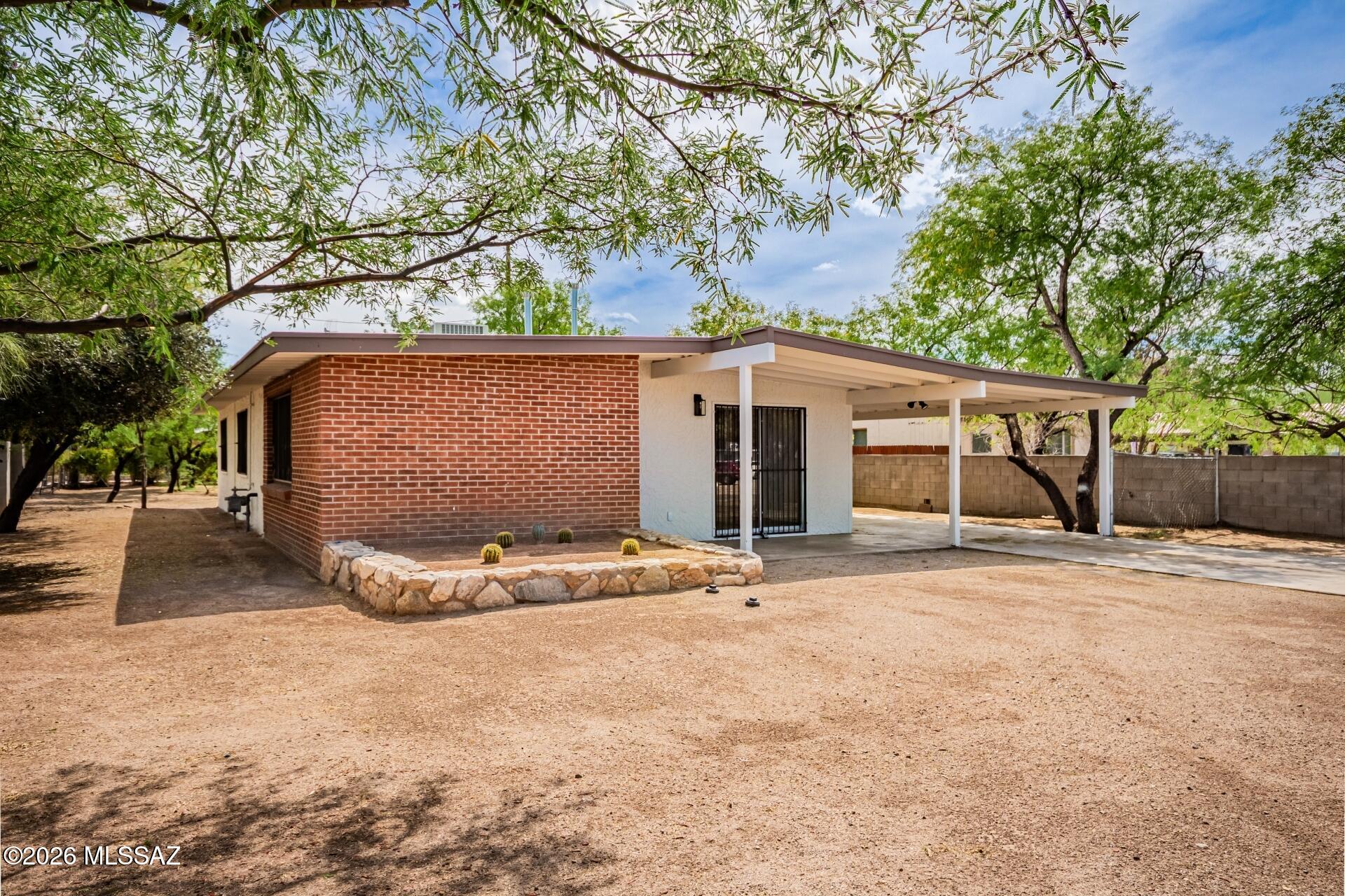 302 E Calle Arizona