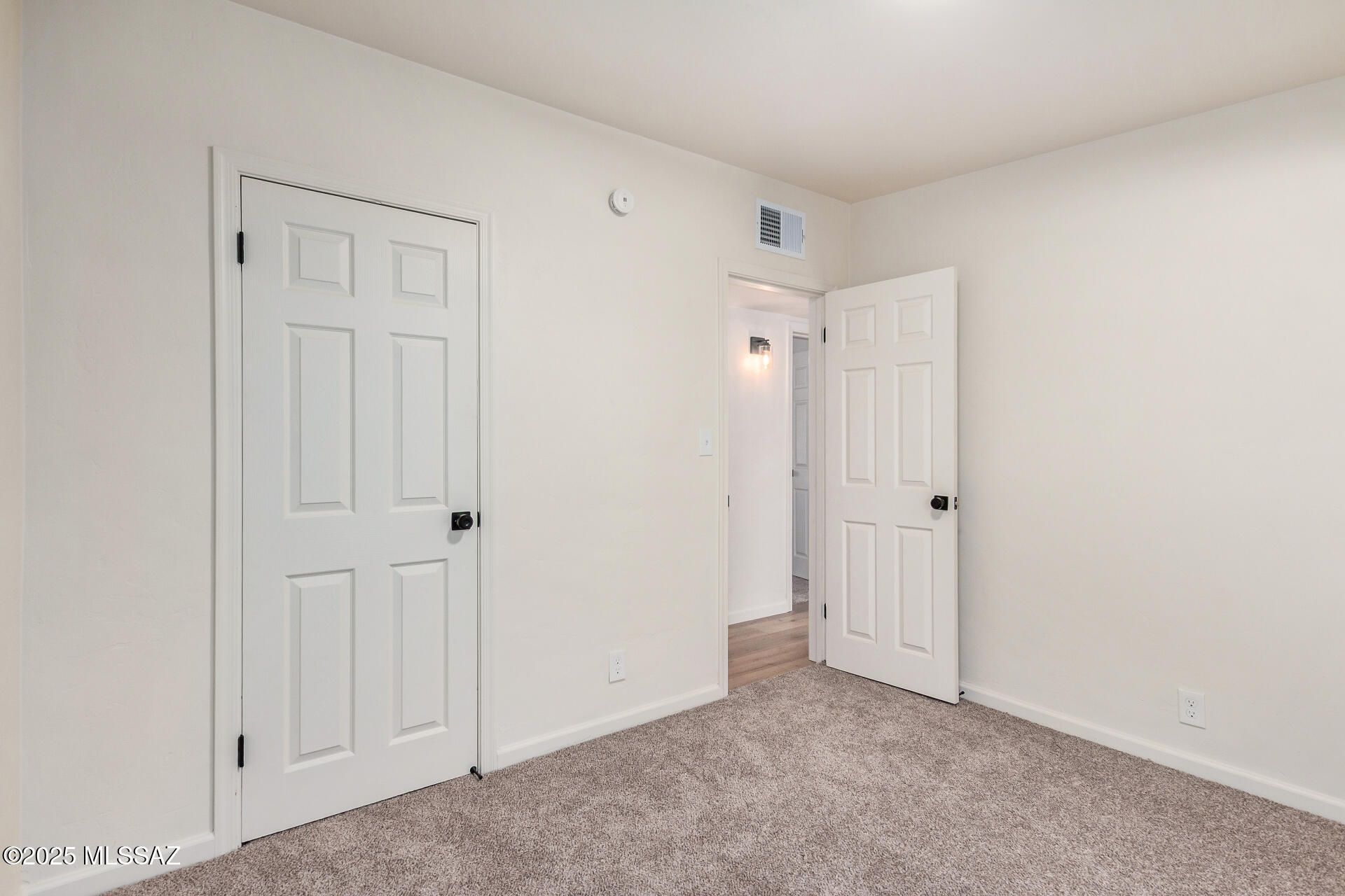 2412 E Warwick Vista