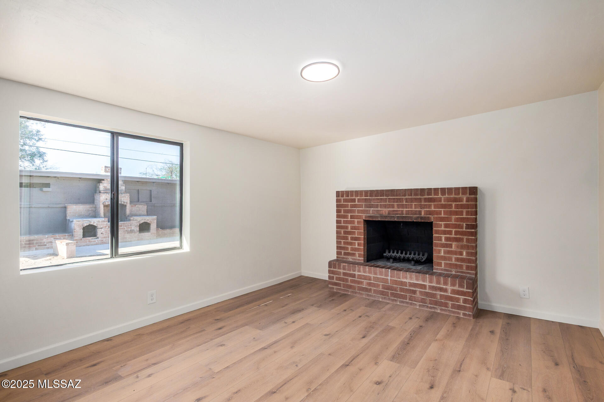 2412 E Warwick Vista