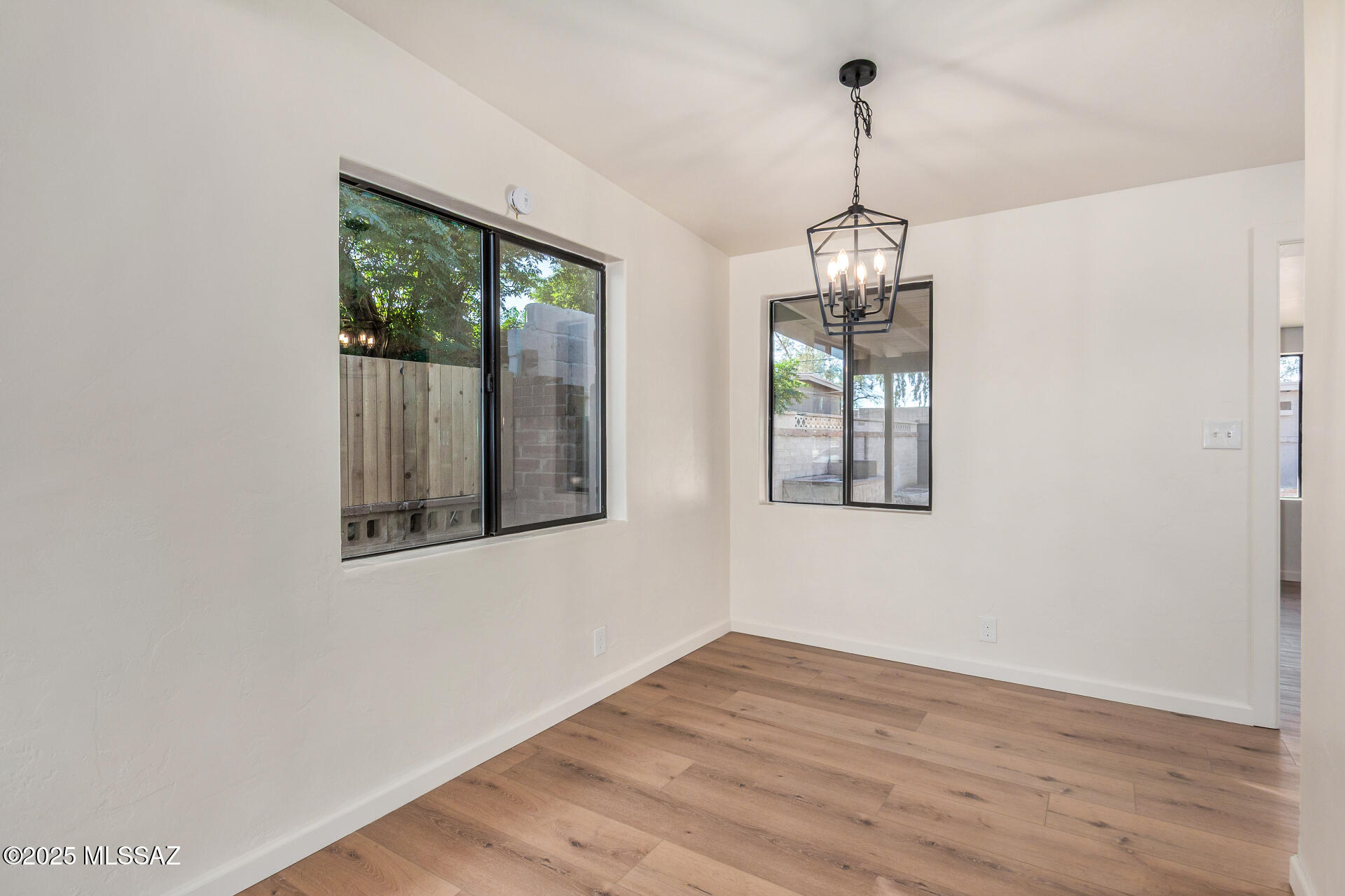 2412 E Warwick Vista