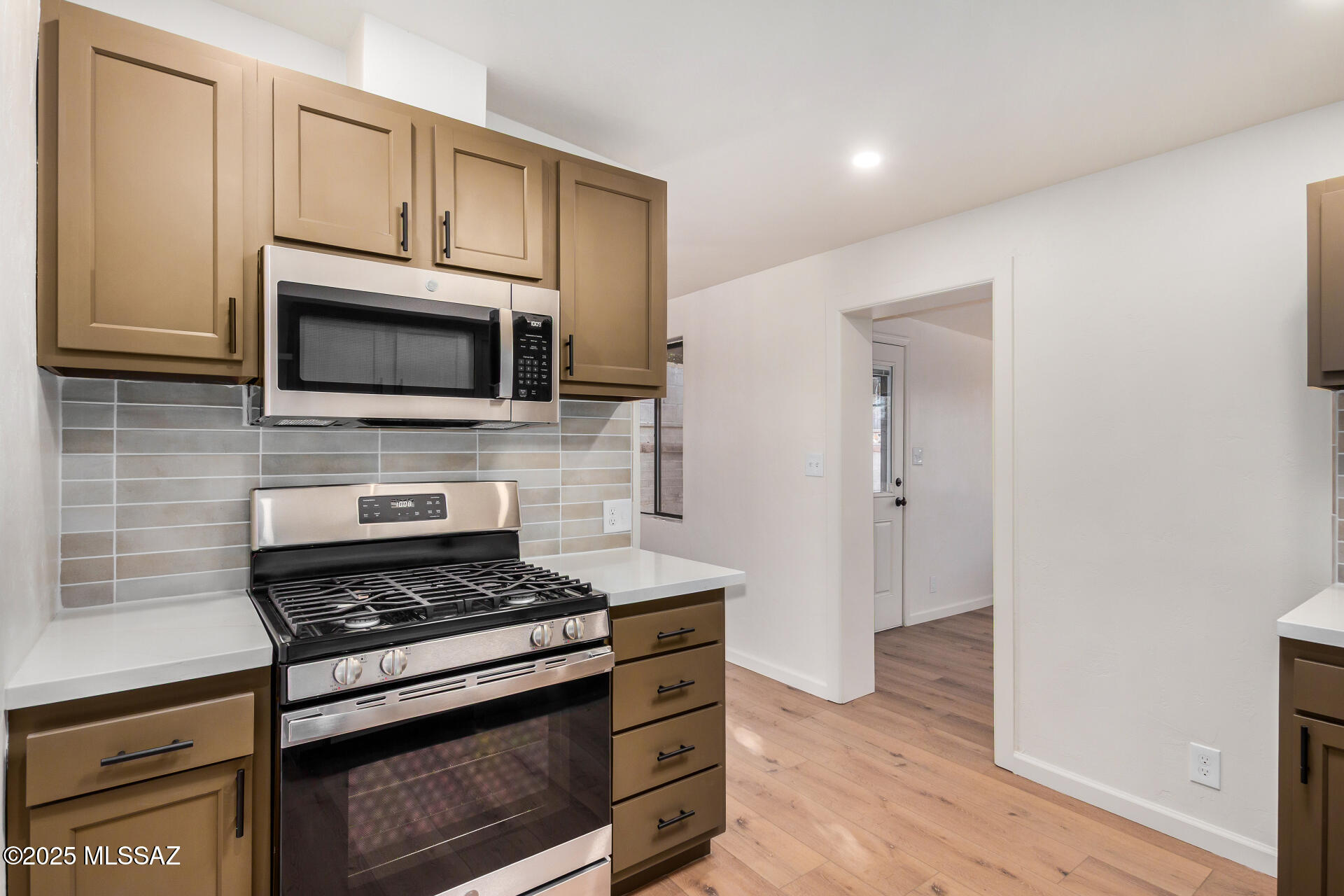 2412 E Warwick Vista