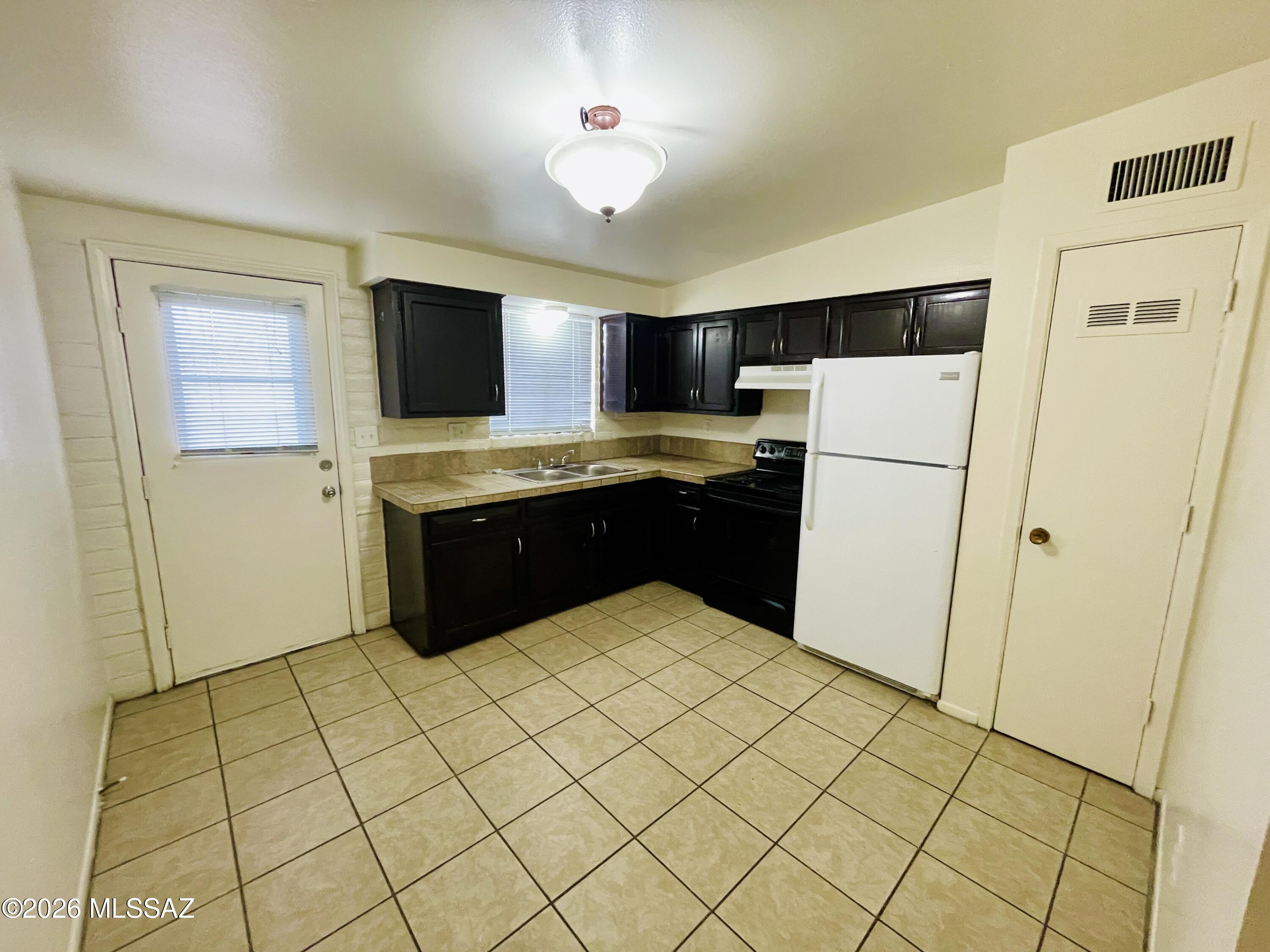3031 E Blacklidge Drive