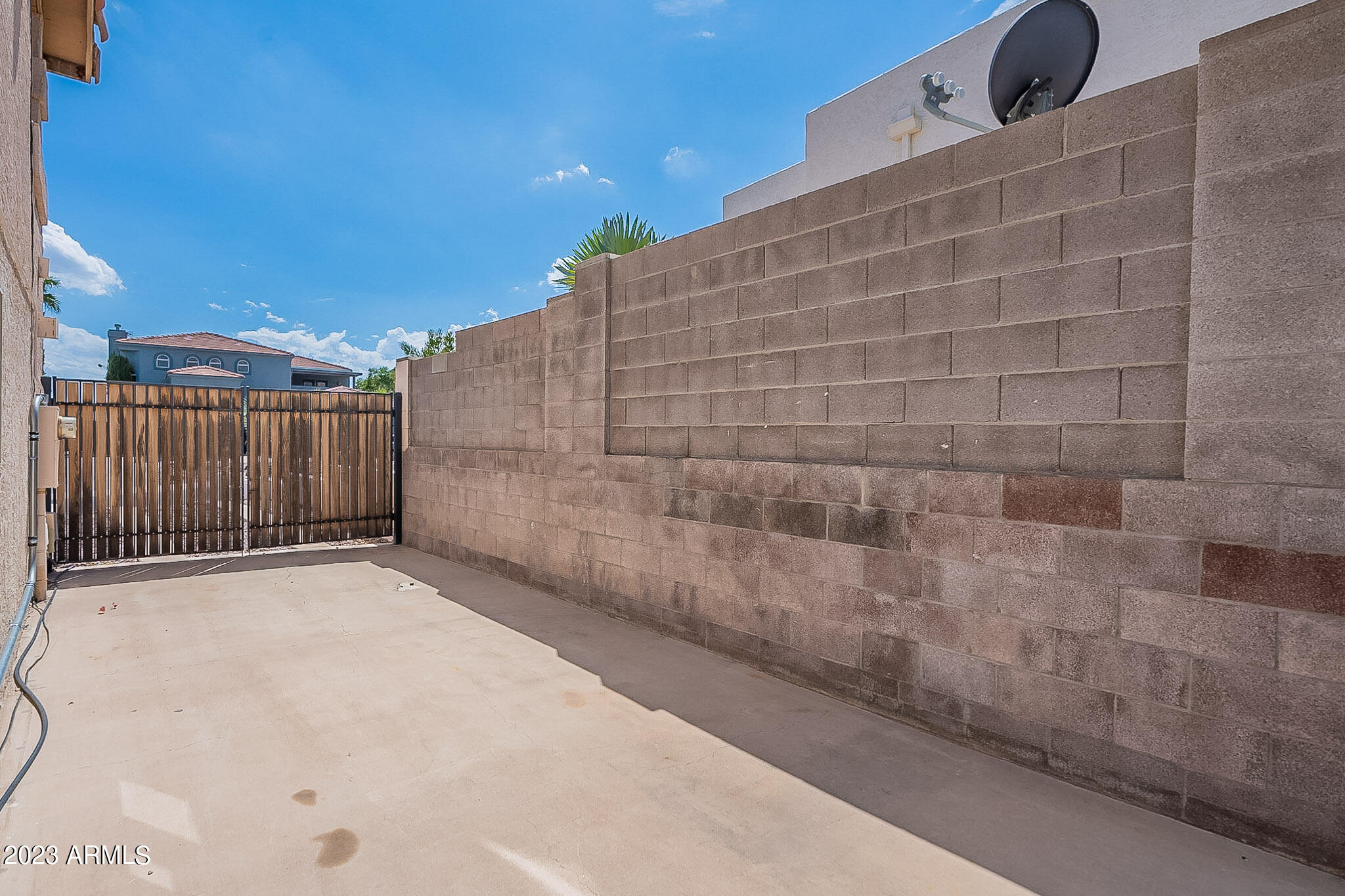1956 E HILLERY Drive