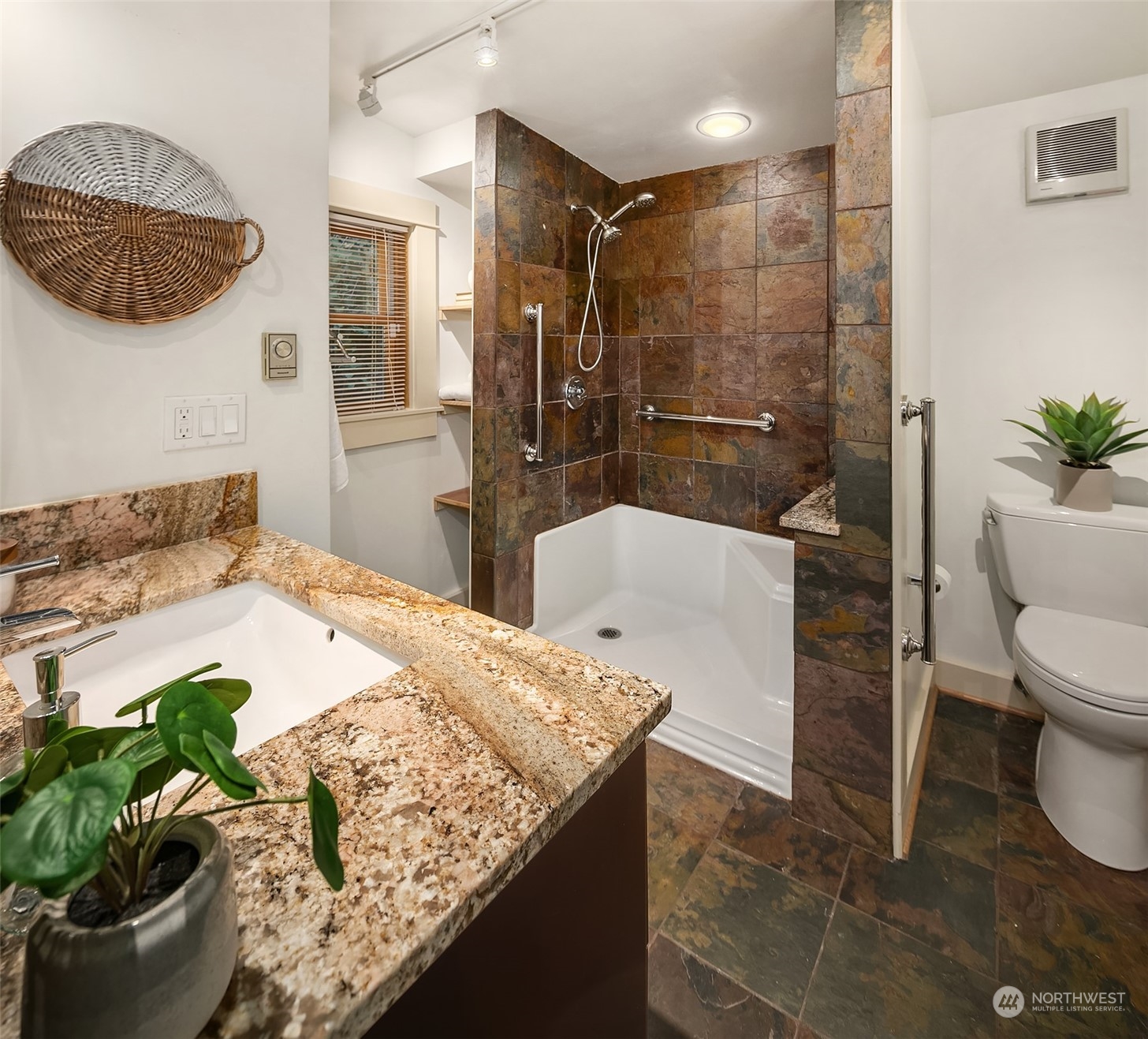 10040 38th Avenue NE