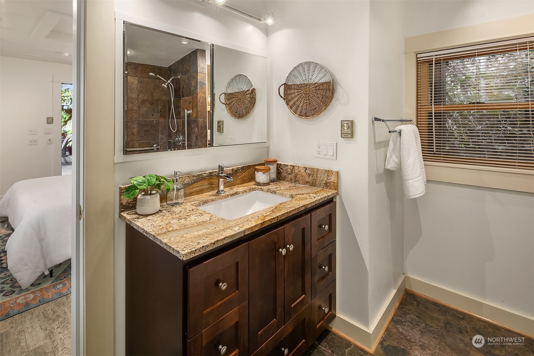 10040 38th Avenue NE