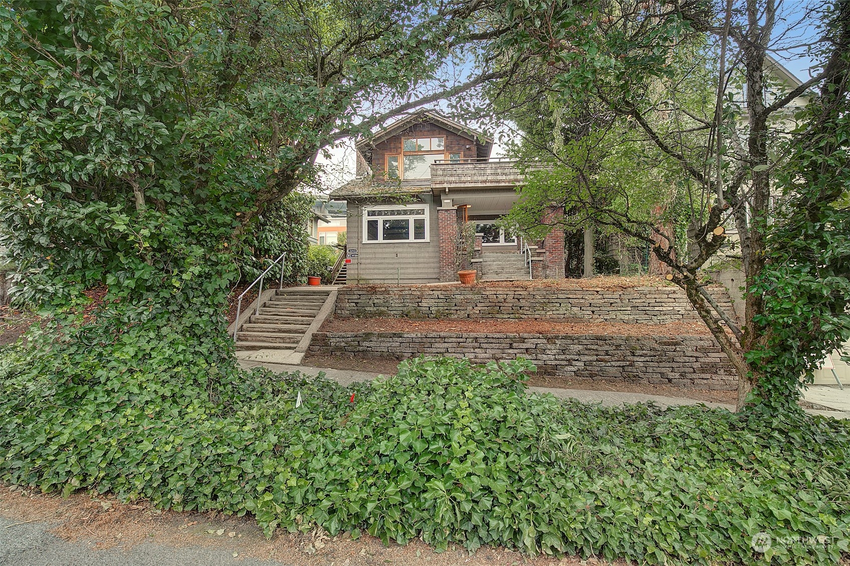 3211 Franklin Avenue E