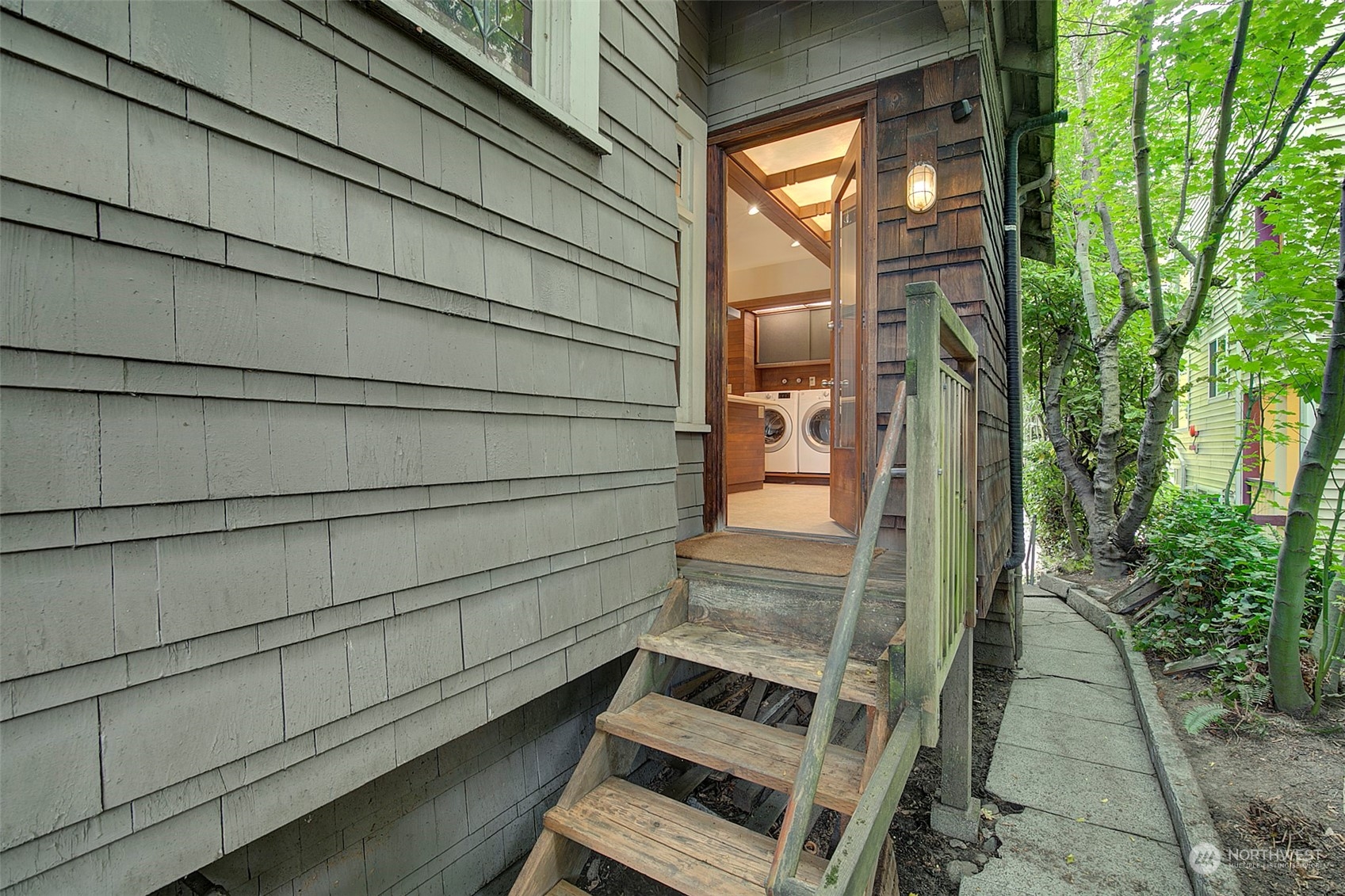 3211 Franklin Avenue E