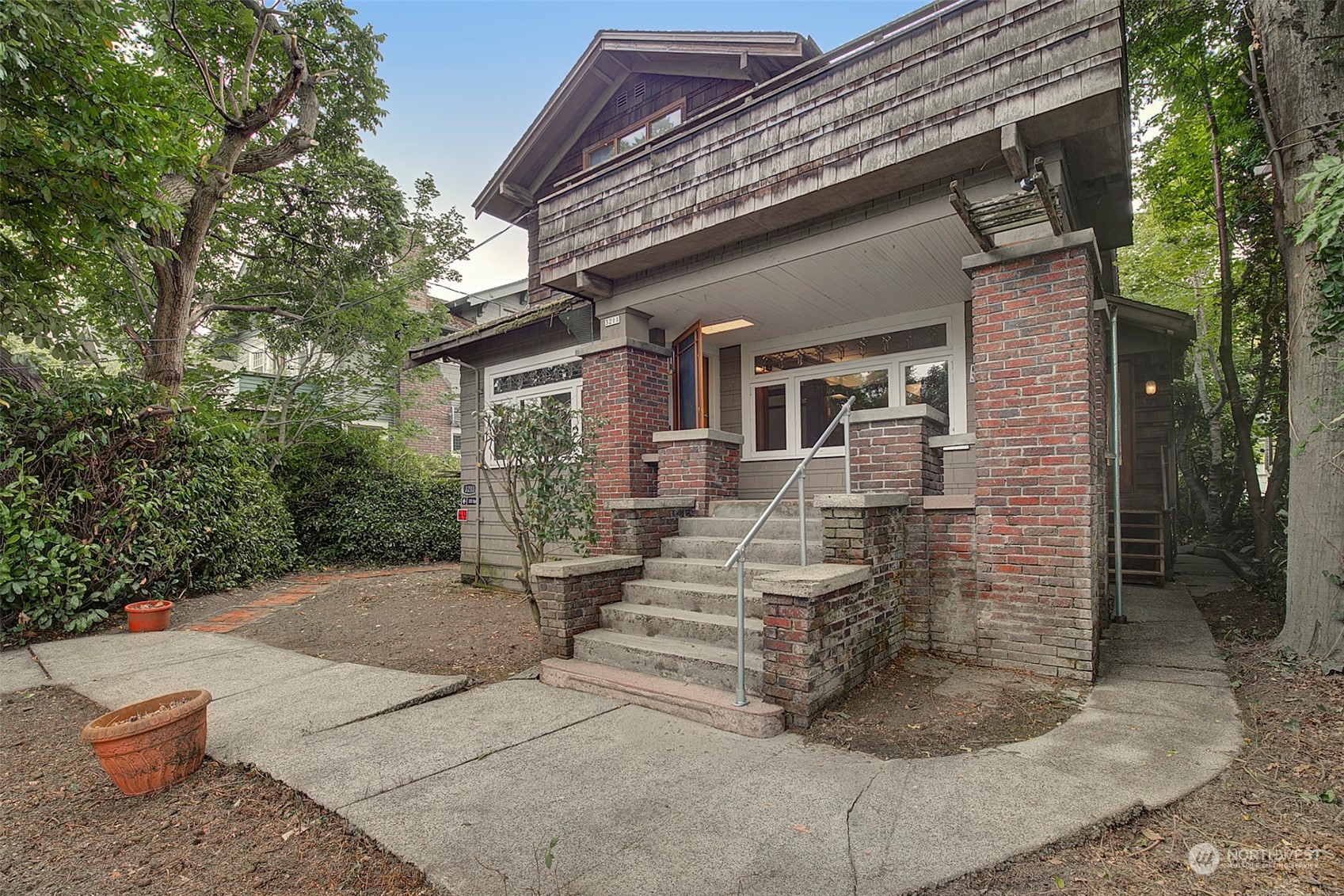 3211 Franklin Avenue E