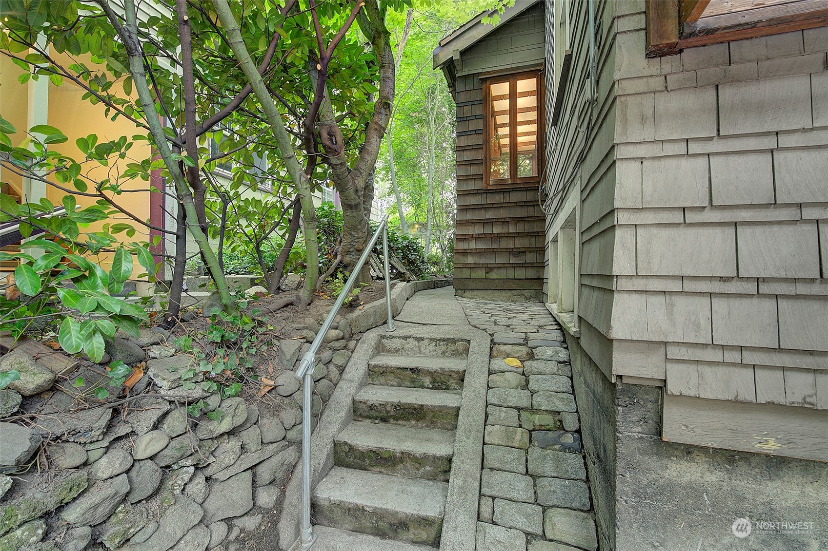 3211 Franklin Avenue E