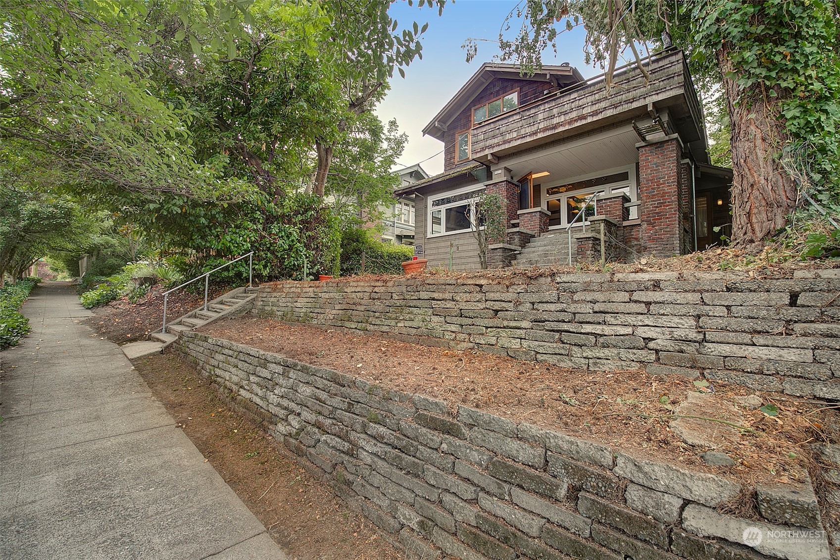 3211 Franklin Avenue E