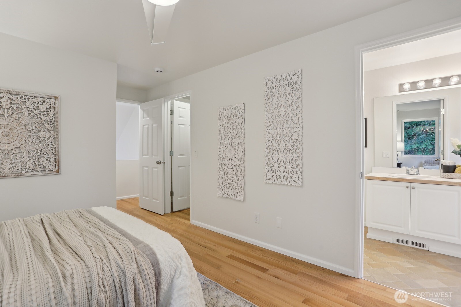 6679 SE Cougar Mountain Way Unit: 4