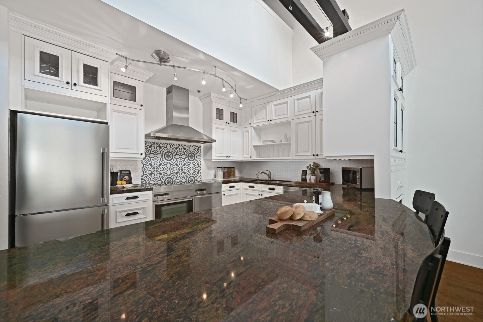 526 1st Avenue S Unit: 517