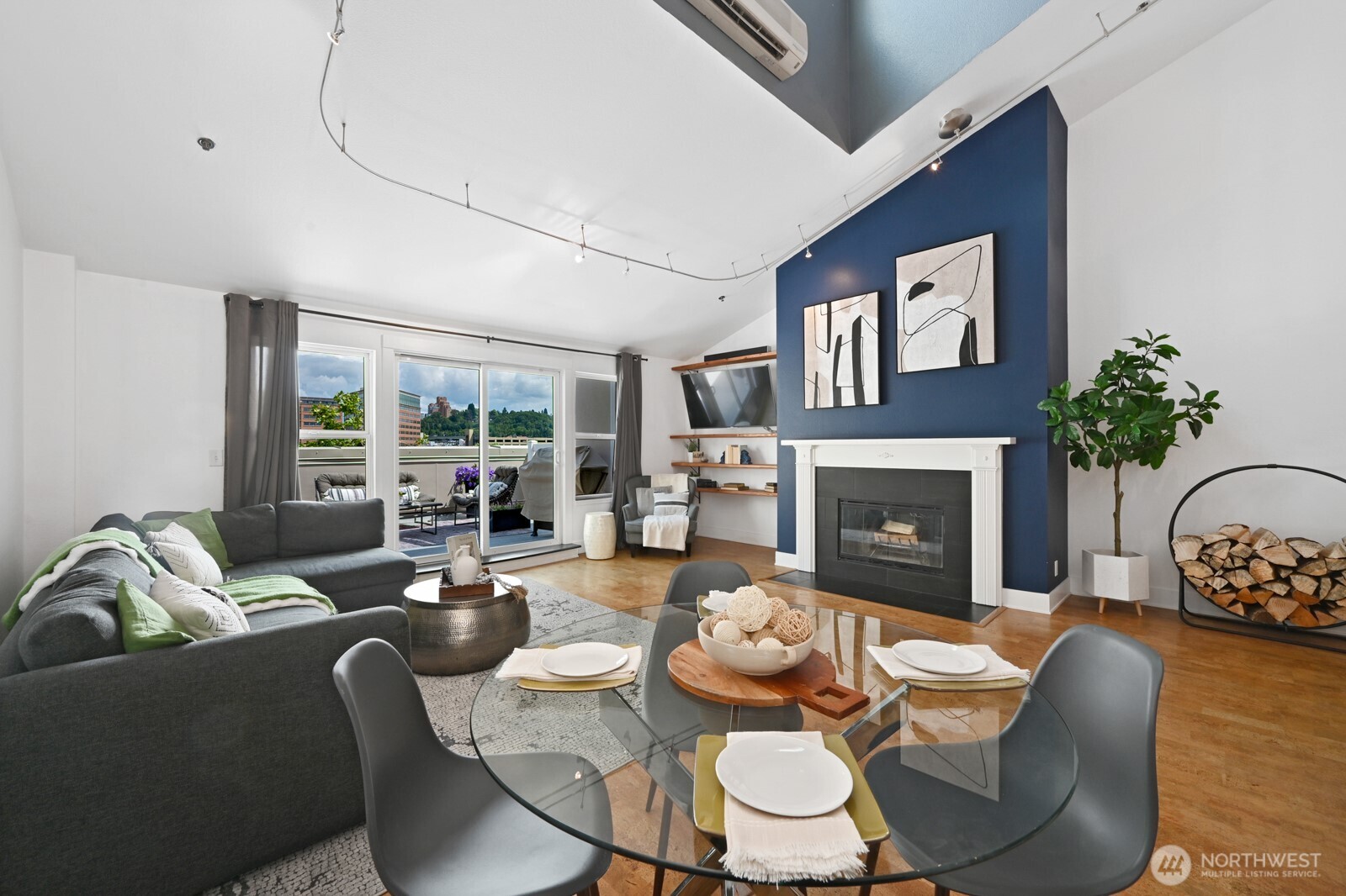 526 1st Avenue S Unit: 517