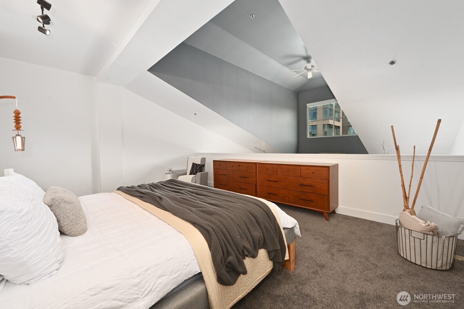 526 1st Avenue S Unit: 517