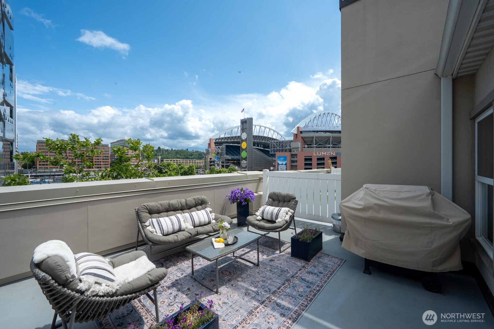 526 1st Avenue S Unit: 517