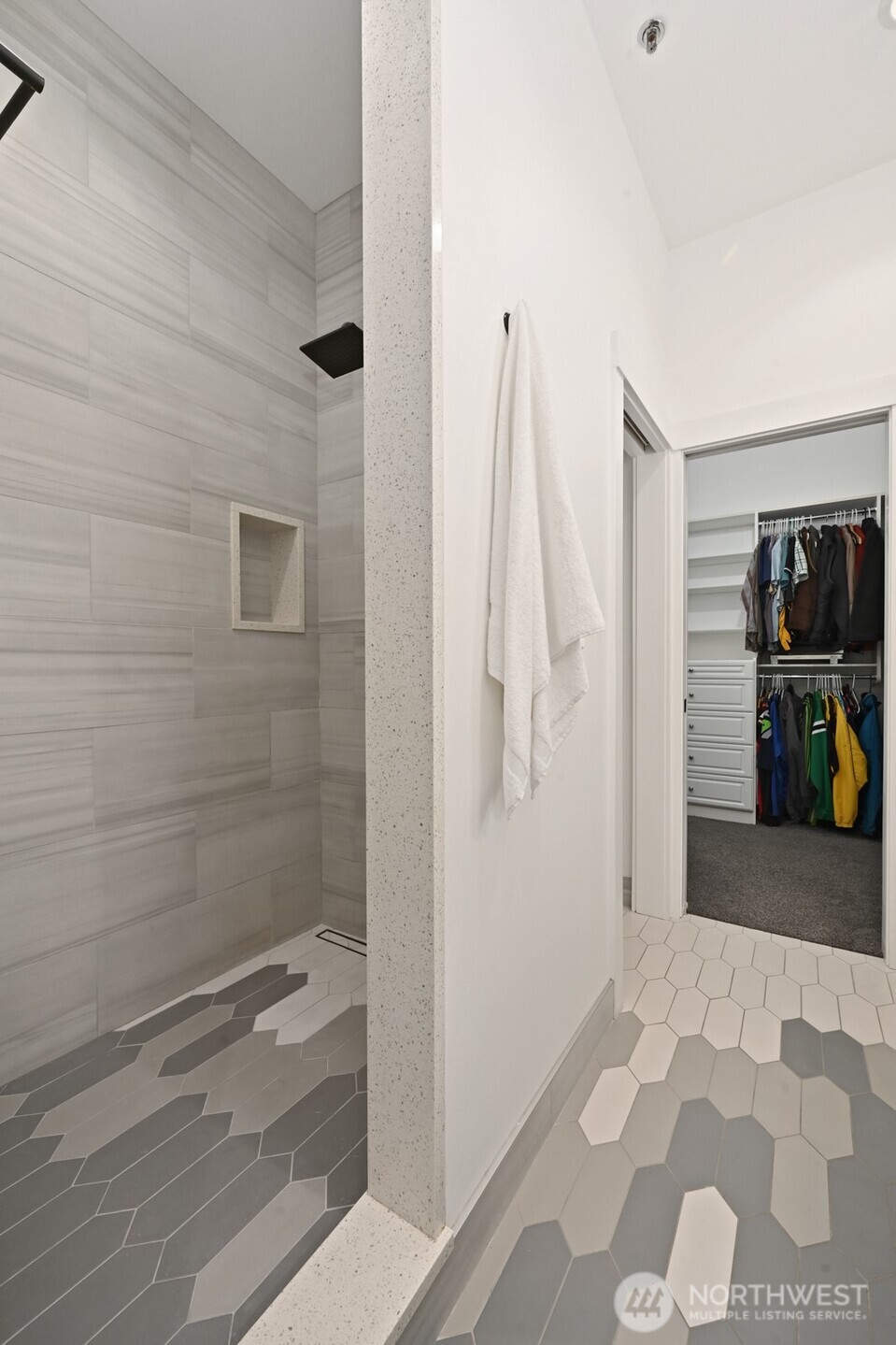 526 1st Avenue S Unit: 517