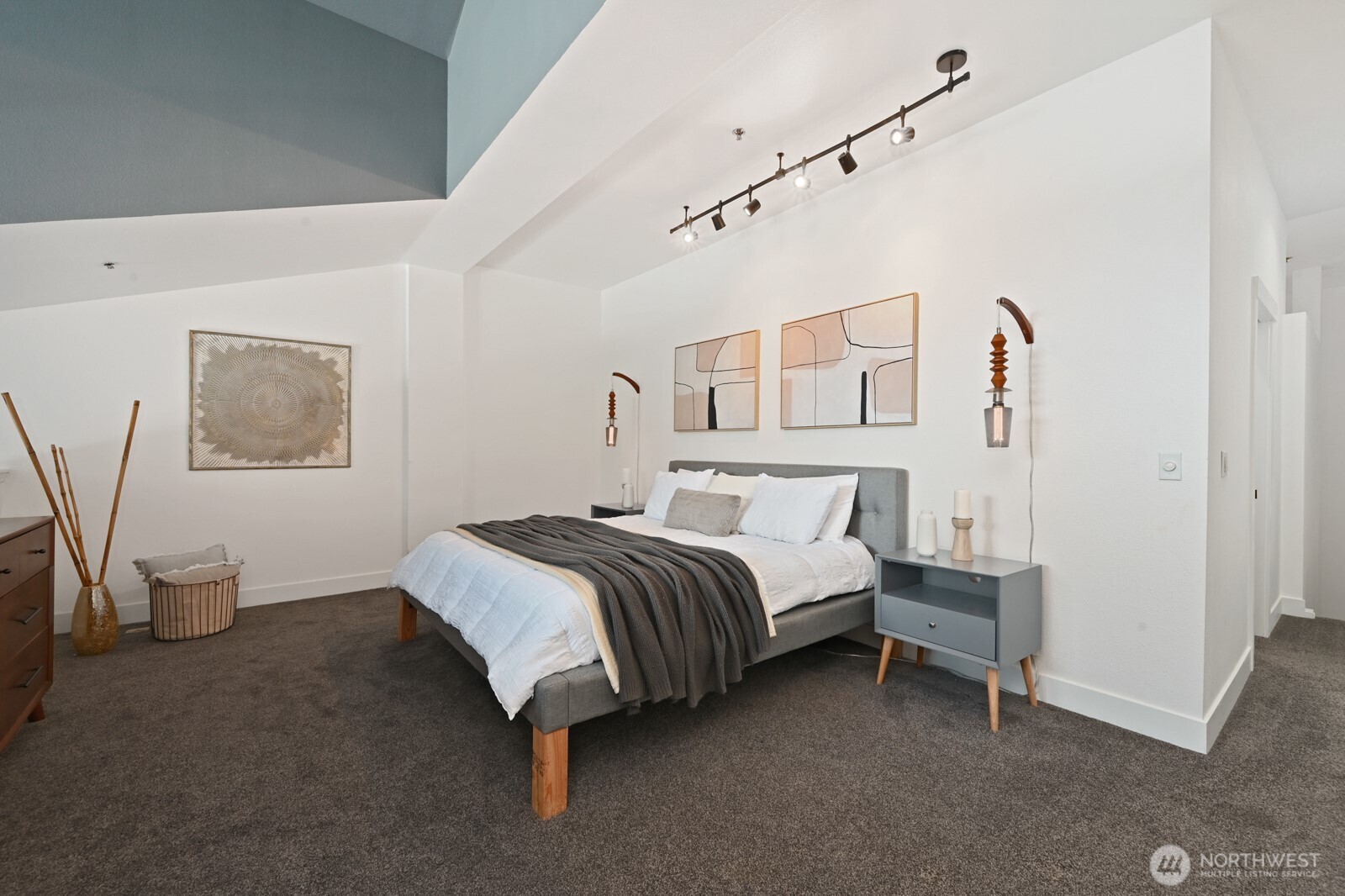 526 1st Avenue S Unit: 517