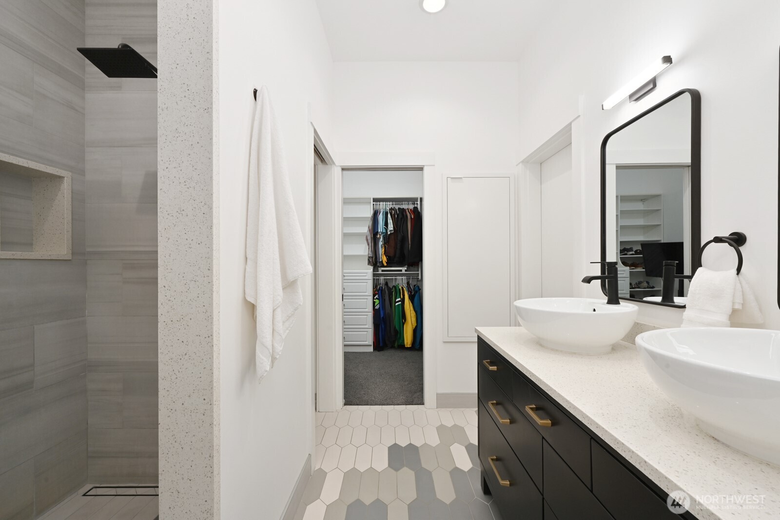 526 1st Avenue S Unit: 517