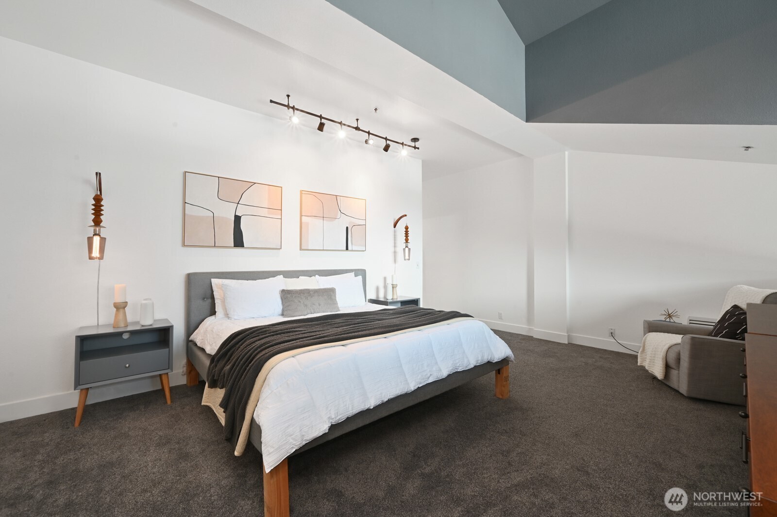 526 1st Avenue S Unit: 517