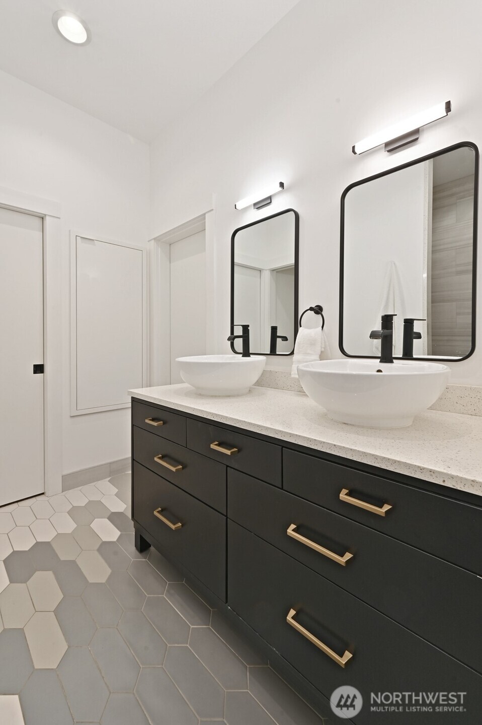 526 1st Avenue S Unit: 517