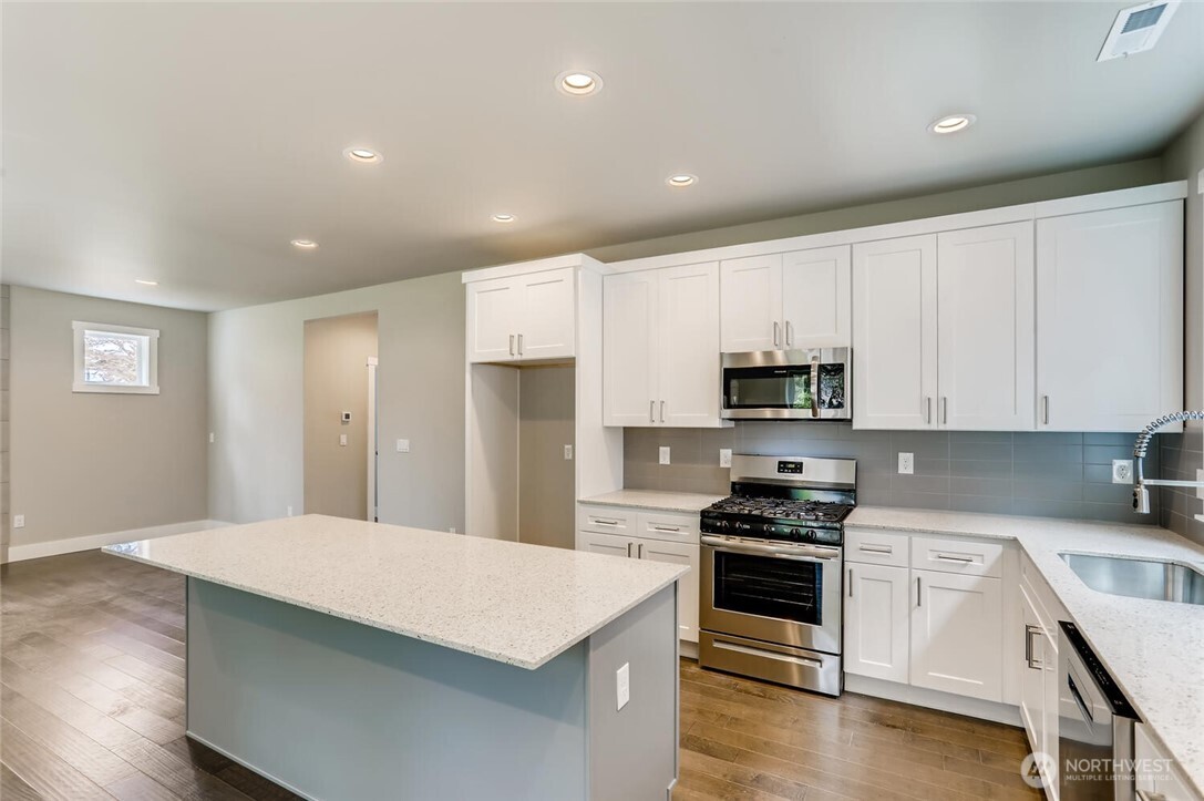 411 205th Street SW Unit: B