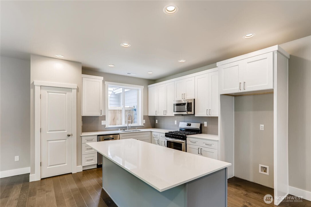 411 205th Street SW Unit: B