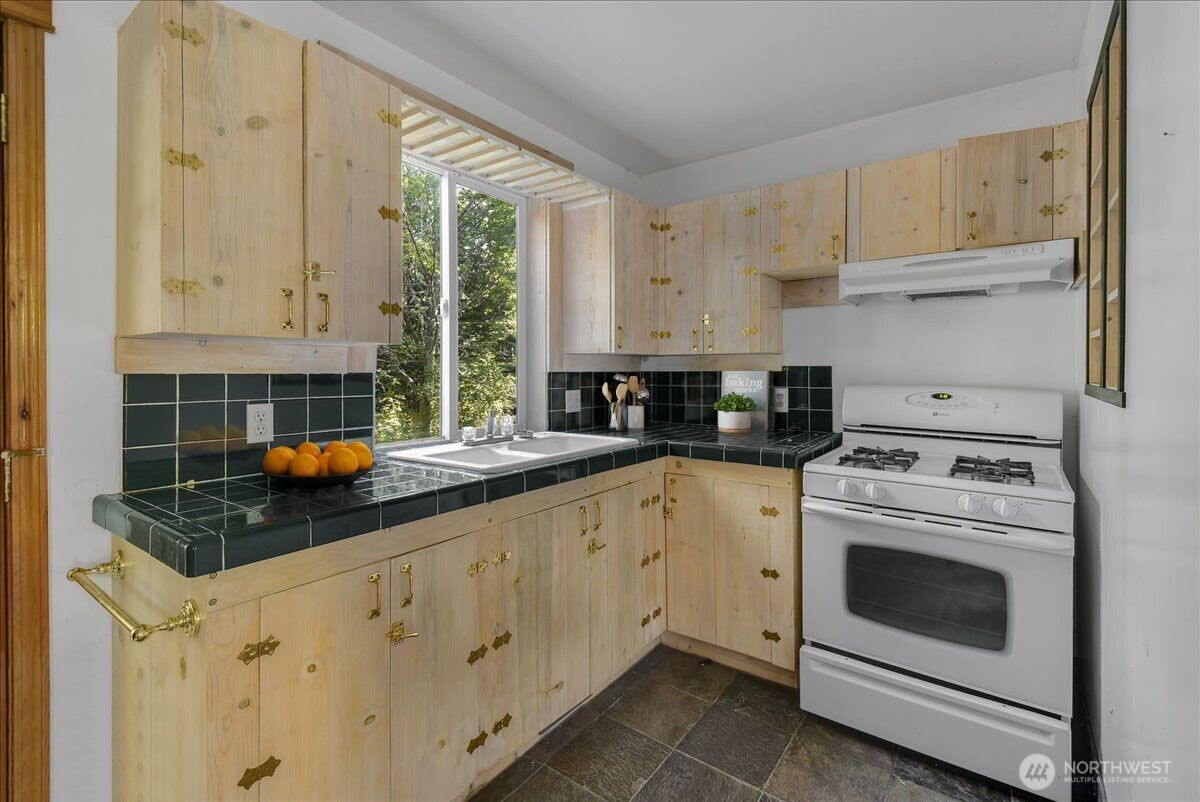 9774 NE Kitsap Street