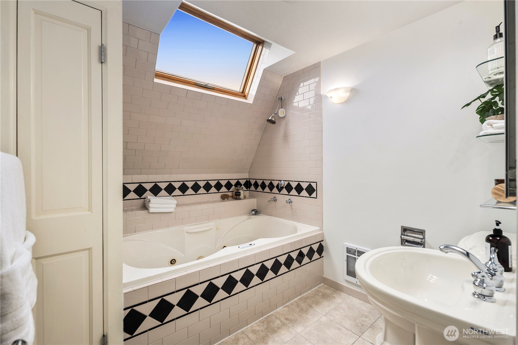 6022 Vassar Avenue NE