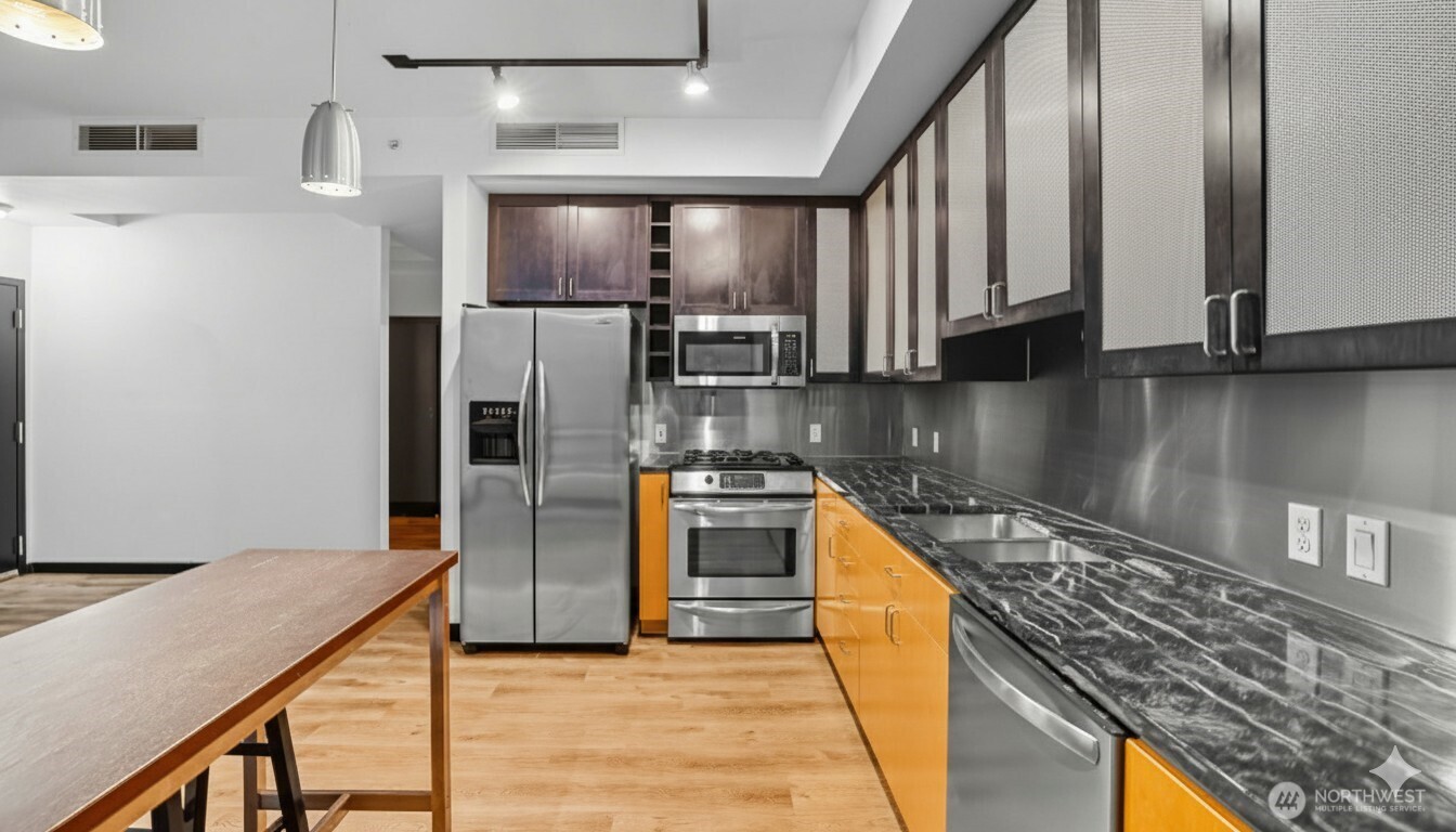 2716 Elliott Avenue Unit: 404