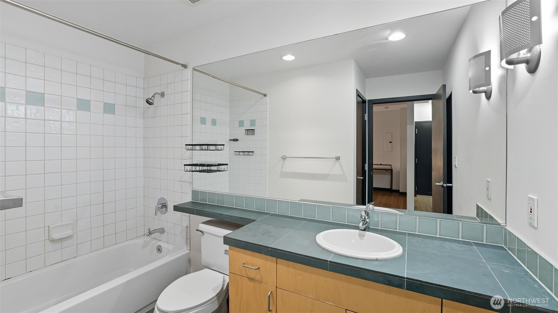 2716 Elliott Avenue Unit: 404